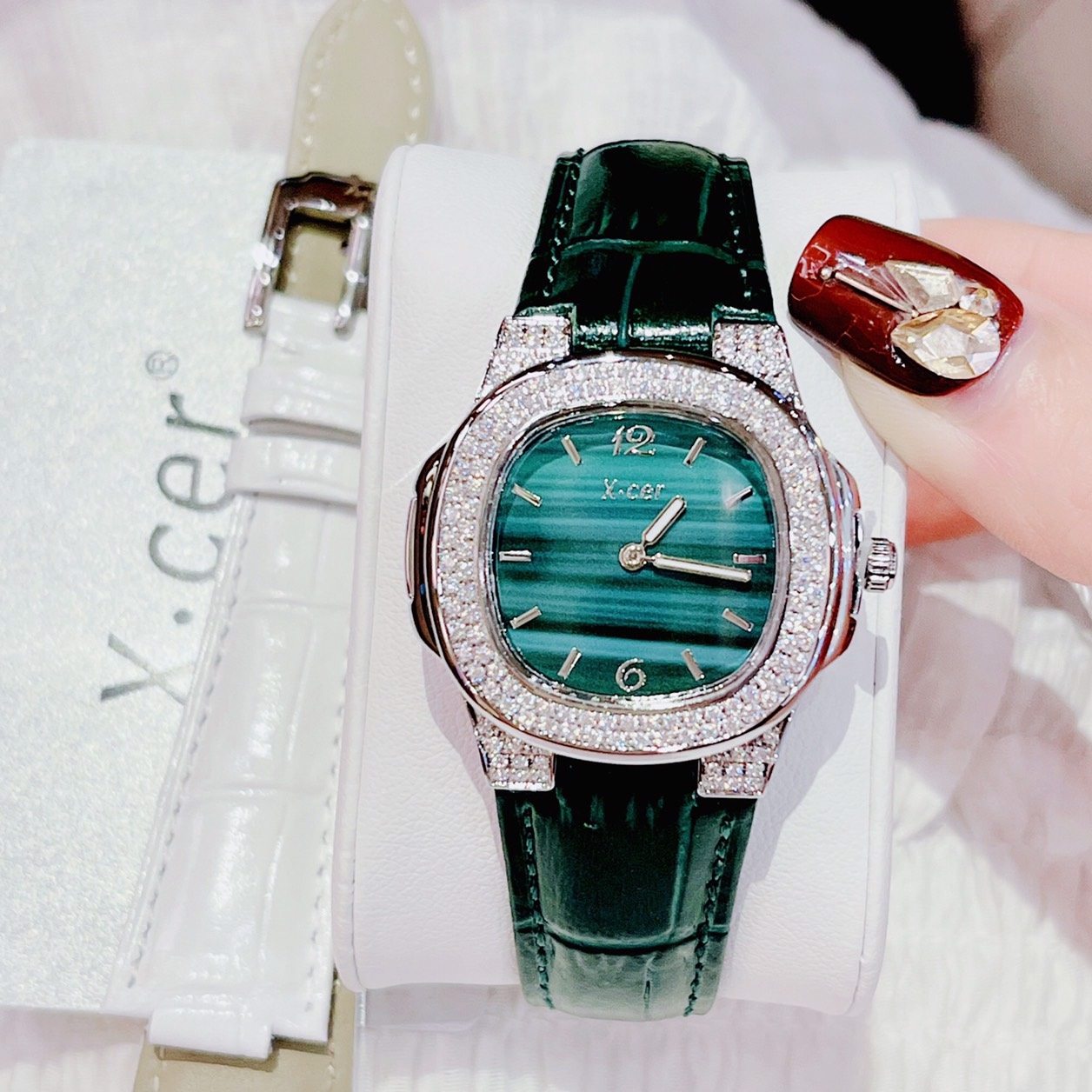 Đồng Hồ Xcer Mặt Vuông |Nữ Giới |Đính Đá |Silver |Dây Da Xanh Lá |Máy Pin (Quartz) |Size 30mm |donghogiatot.vn