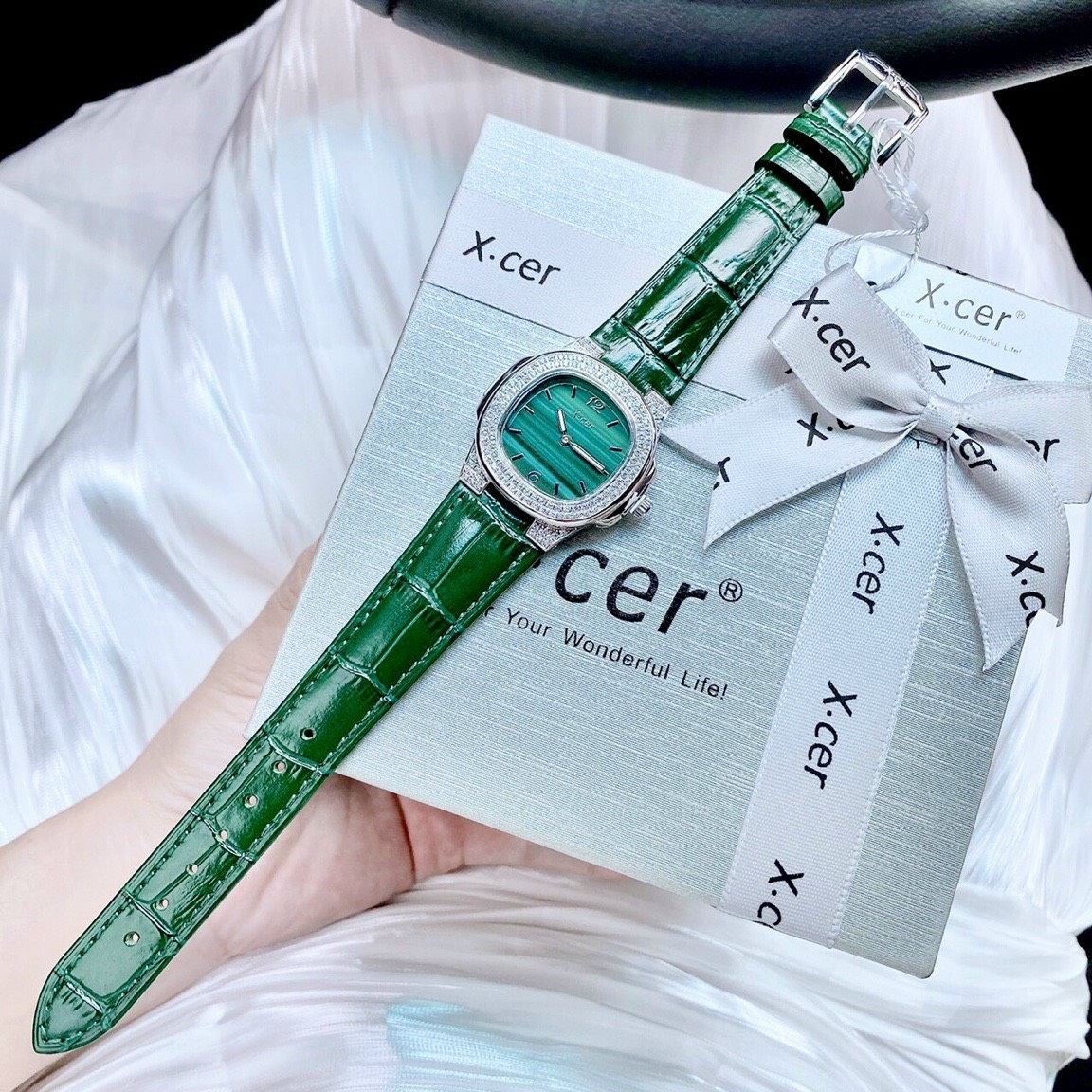 Đồng Hồ Xcer Mặt Vuông |Nữ Giới |Đính Đá |Silver |Dây Da Xanh Lá |Máy Pin (Quartz) |Size 30mm |donghogiatot.vn