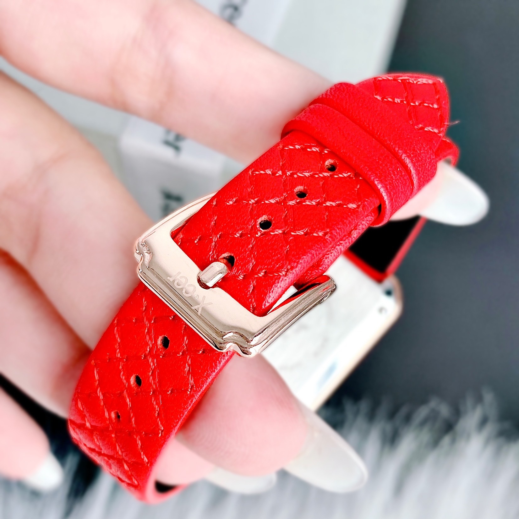 Đồng Hồ Xcer Mặt Vuông Trắng |Nữ Giới |Đính Đá |Rose Gold |Dây Da Đỏ |Máy Pin (Quartz) |Size 28mm |donghogiatot.vn