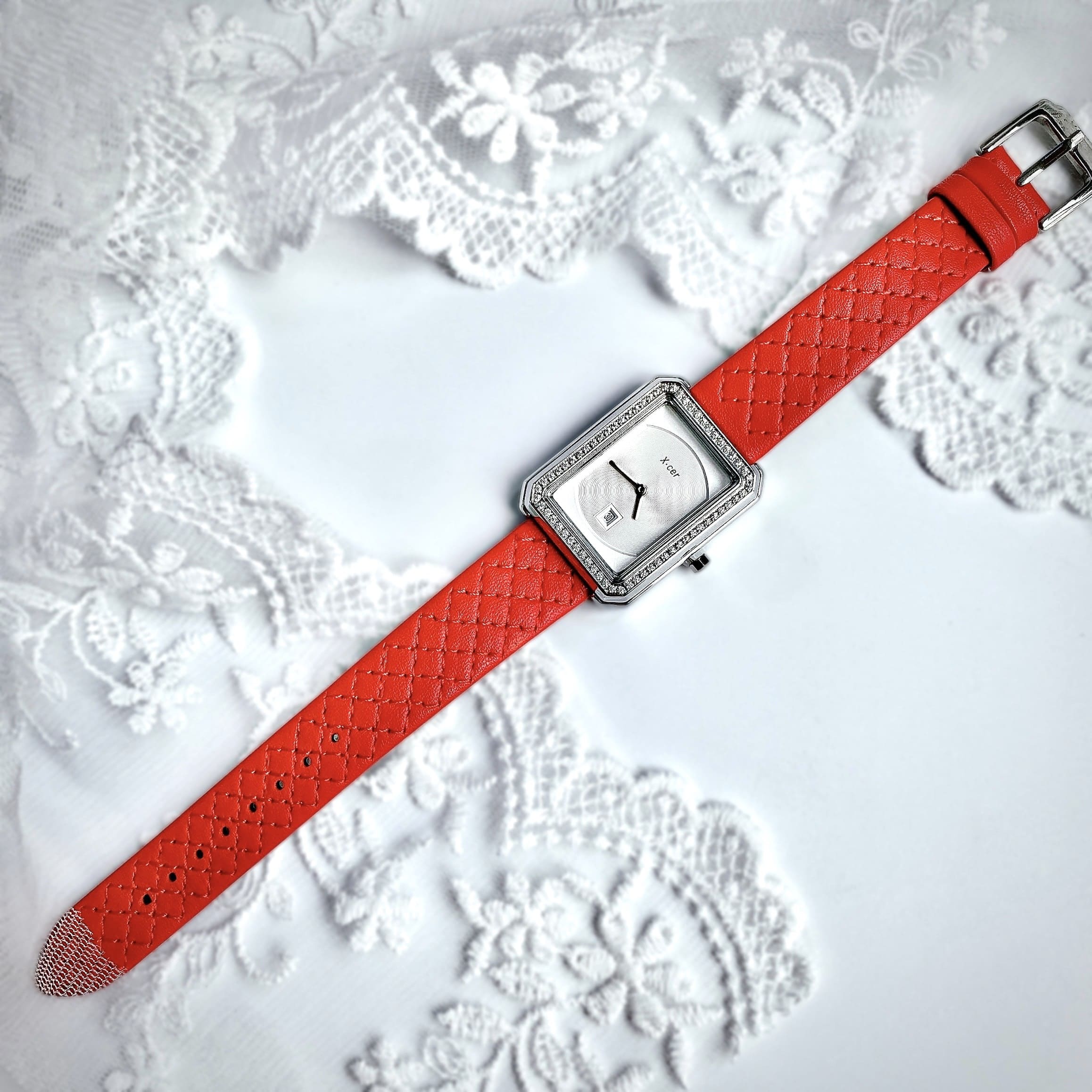 Đồng Hồ Xcer Mặt Vuông Trắng |Nữ Giới |Đính Đá |Silver |Dây Da Đỏ |Máy Pin (Quartz) |Size 28mm |donghogiatot.vn