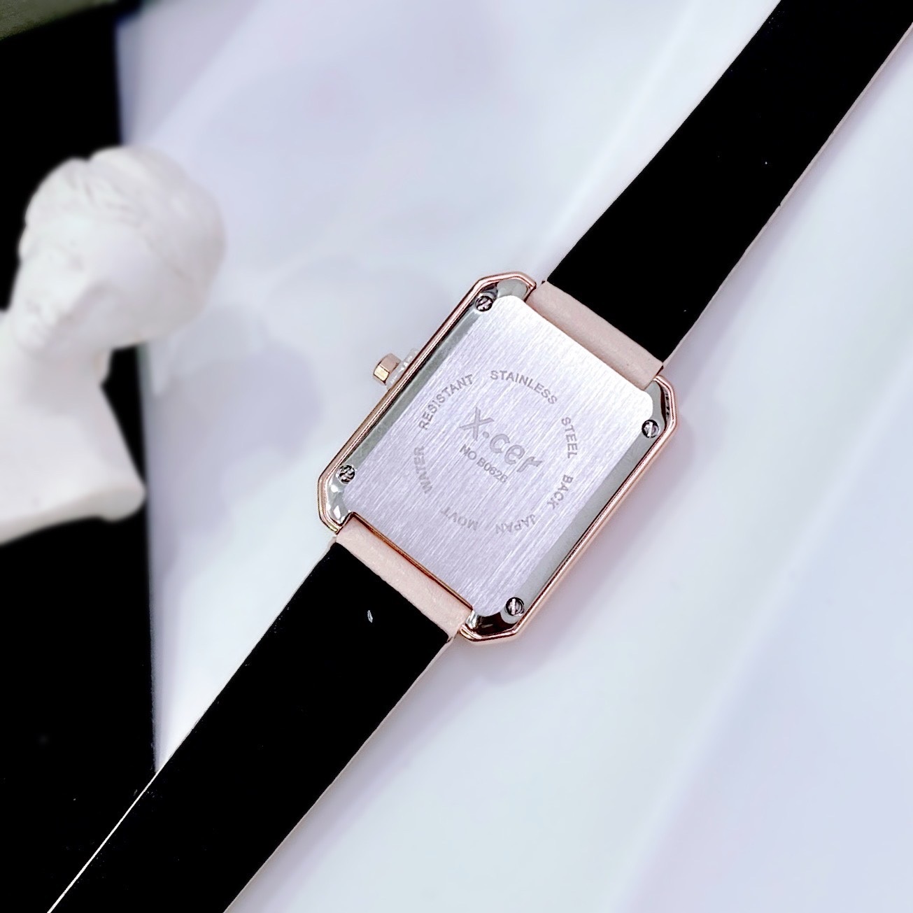 Đồng Hồ Xcer Mặt Vuông |Nữ Giới |Nạm Đá |Rose Gold |Dây Da Trám Kem |Máy Pin (Quartz) |Size 28mm |donghogiatot.vn