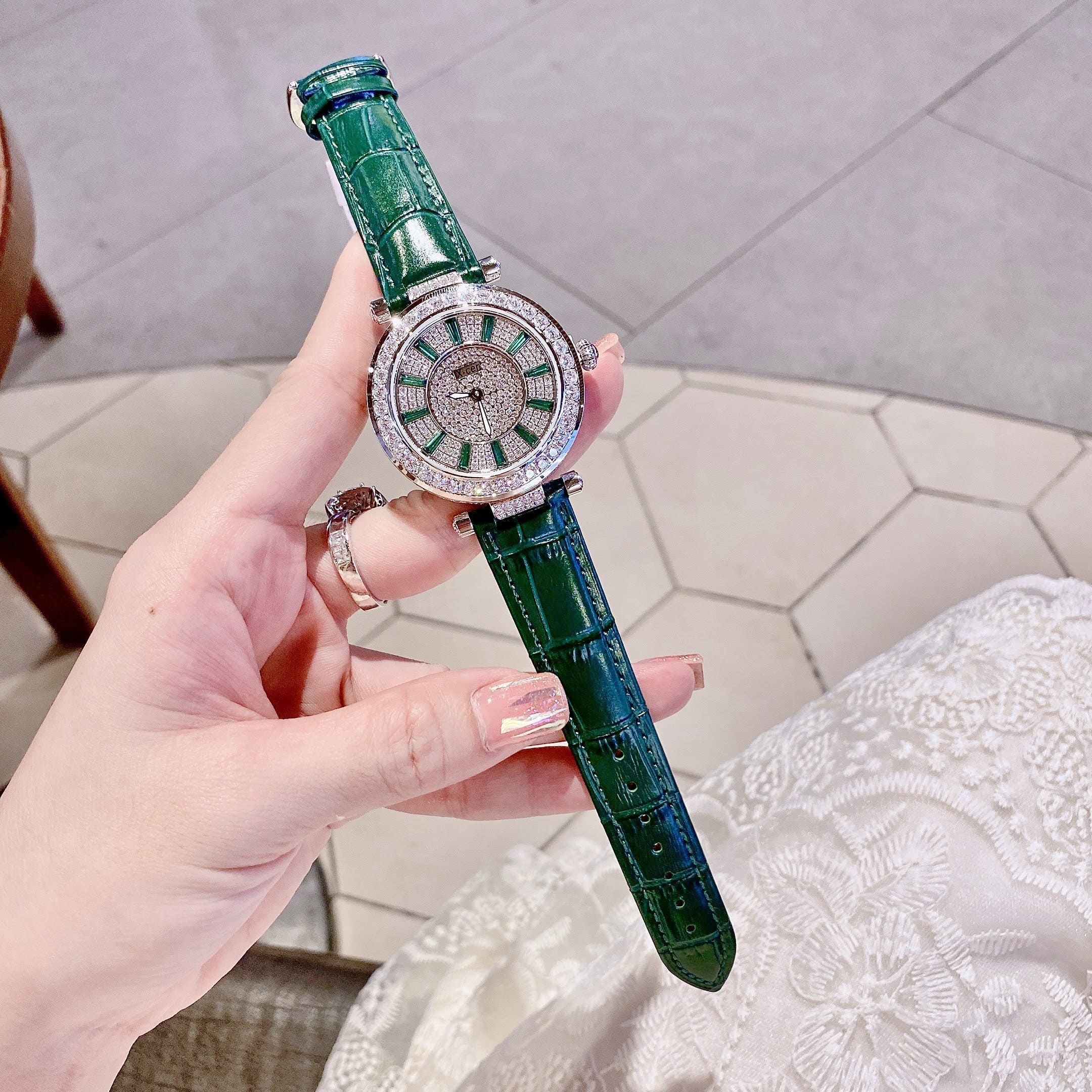 Đồng Hồ Xcer Ông Mặt Trời |Nữ Giới |Đính Full Đá |Silver |Dây Da Xanh Lá |Máy Pin (Quartz) |Size 38mm |donghogiatot.vn