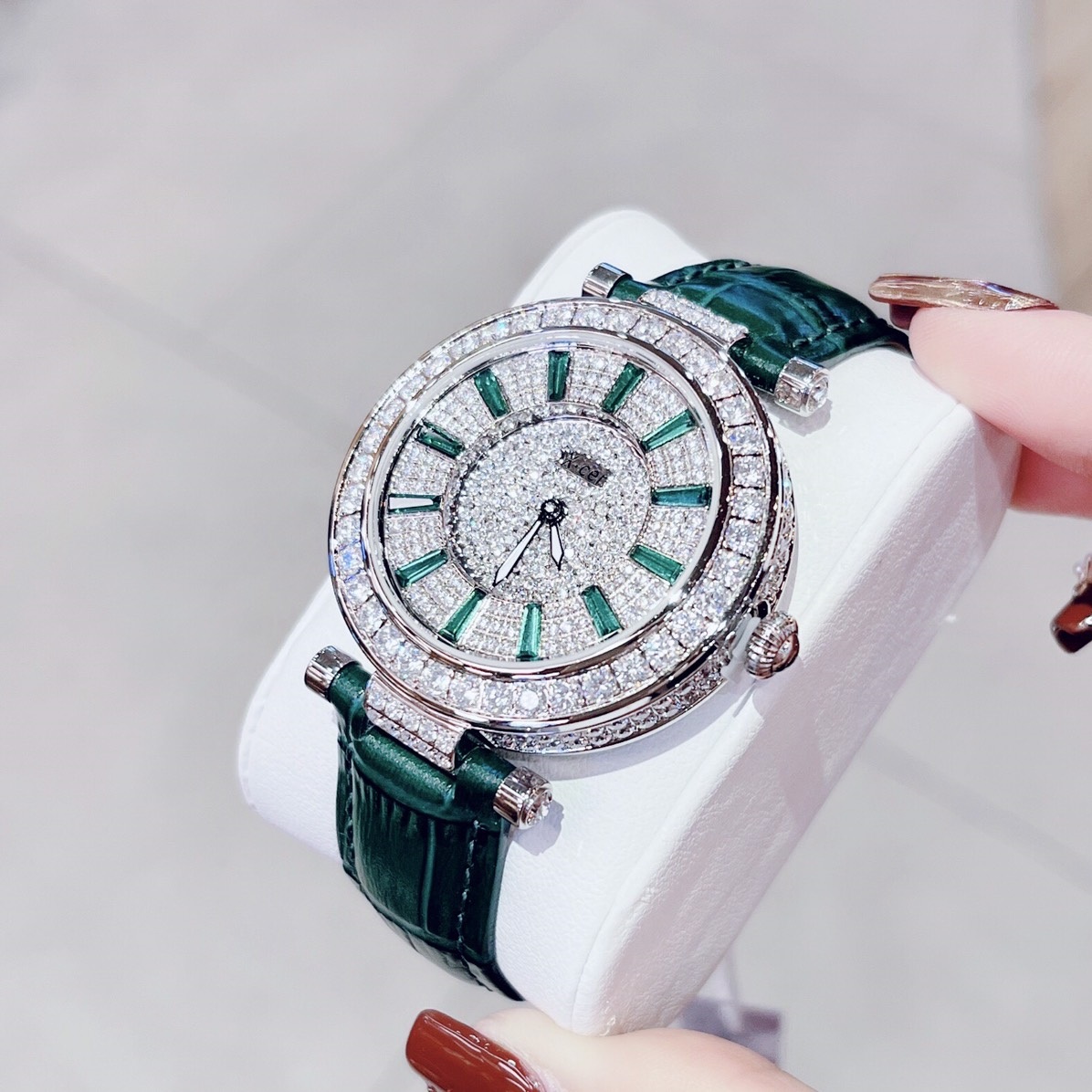 Đồng Hồ Xcer Ông Mặt Trời |Nữ Giới |Đính Full Đá |Silver |Dây Da Xanh Lá |Máy Pin (Quartz) |Size 38mm |donghogiatot.vn