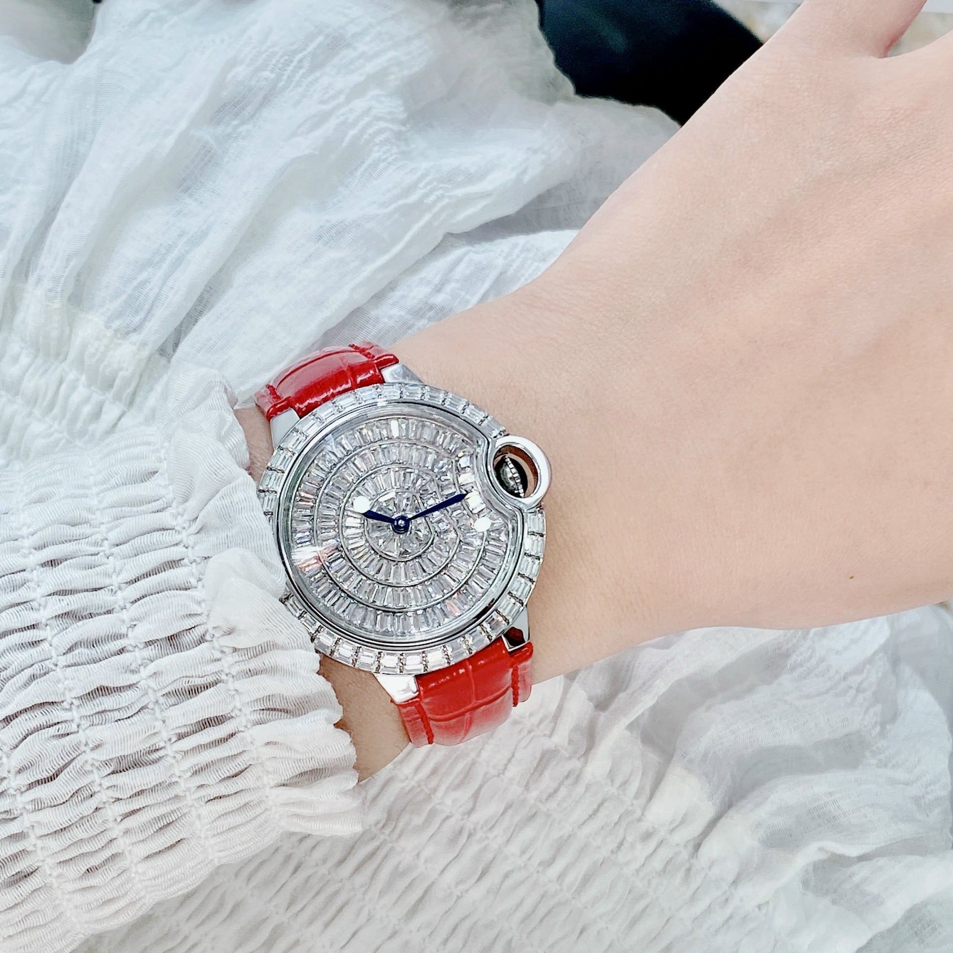 Đồng Hồ Xcer Tựa Cartier |Nữ Giới |Đính Đá |Trắng Silver |Dây Da Đỏ |Máy Pin (Quartz) |Size 36mm |donghogiatot.vn