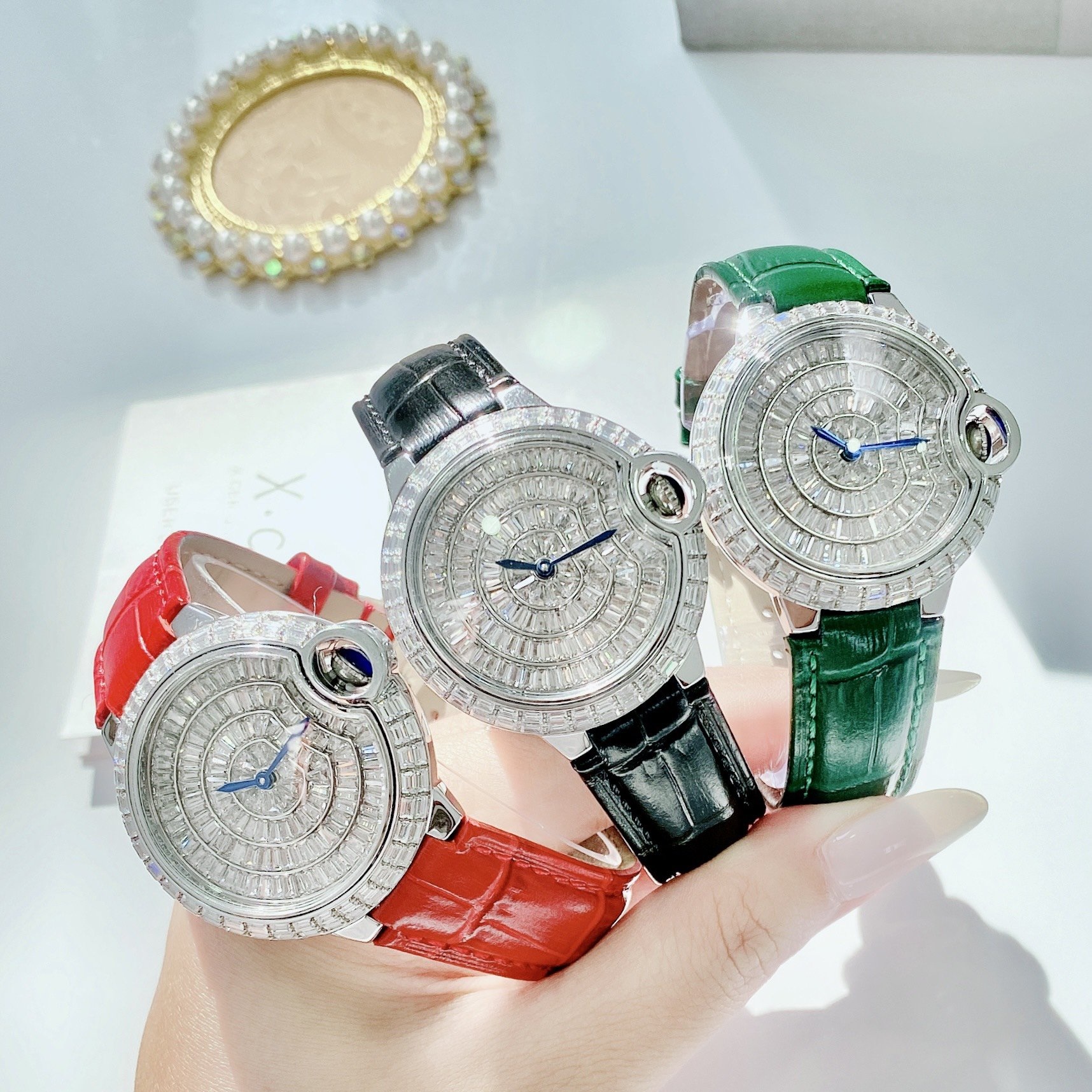 Đồng Hồ Xcer Tựa Cartier |Nữ Giới |Mặt Tròn |Đính Đá |Silver |Dây Da Xanh Lá |Máy Pin (Quartz) |Size 36mm |donghogiatot.vn