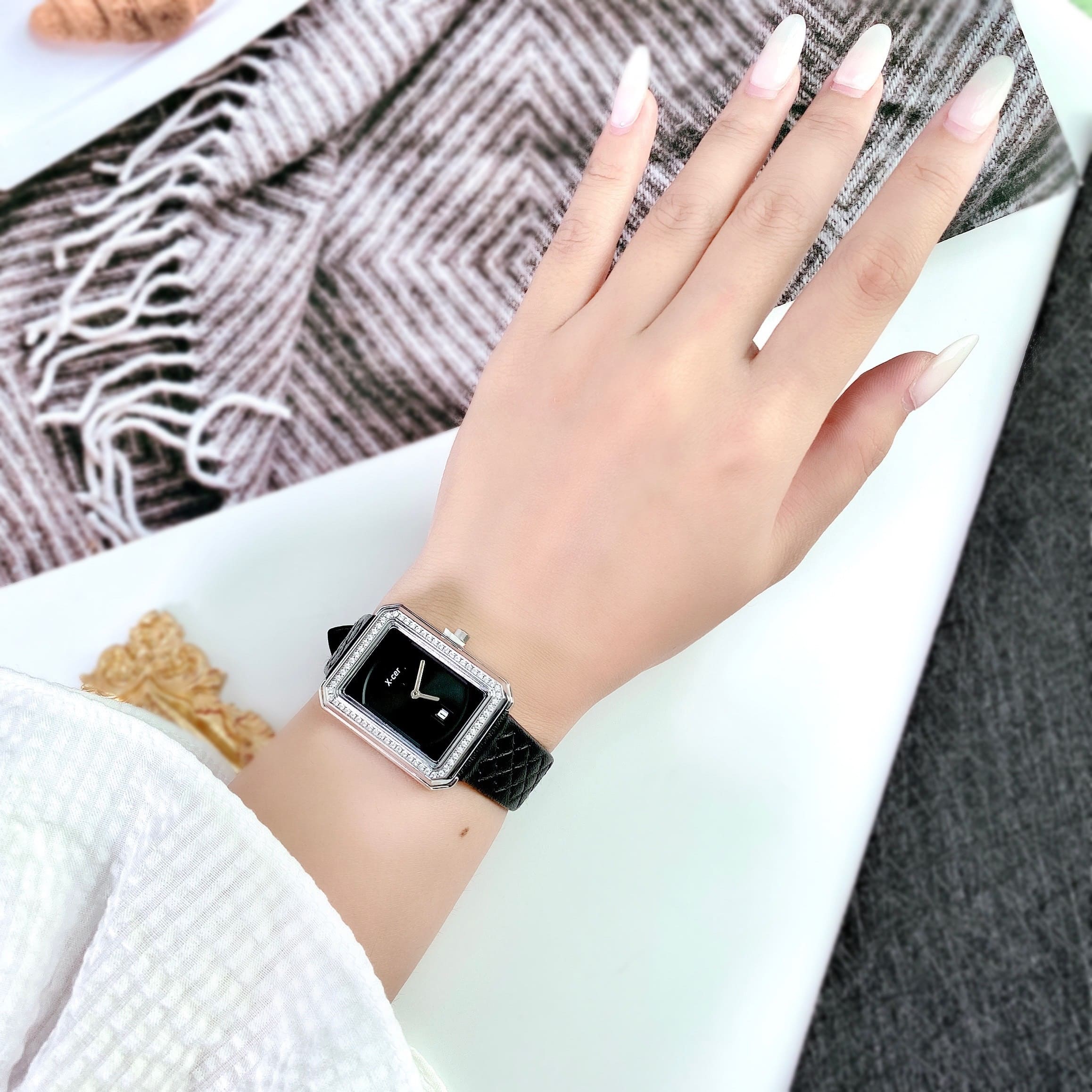 Đồng Hồ Xcer Tựa Chanel |Nữ Giới |Mặt Chữ Nhật |Đính Đá |Silver |Dây Da Đen |Máy Pin (Quartz) |Size 28mm |donghogiatot.vn