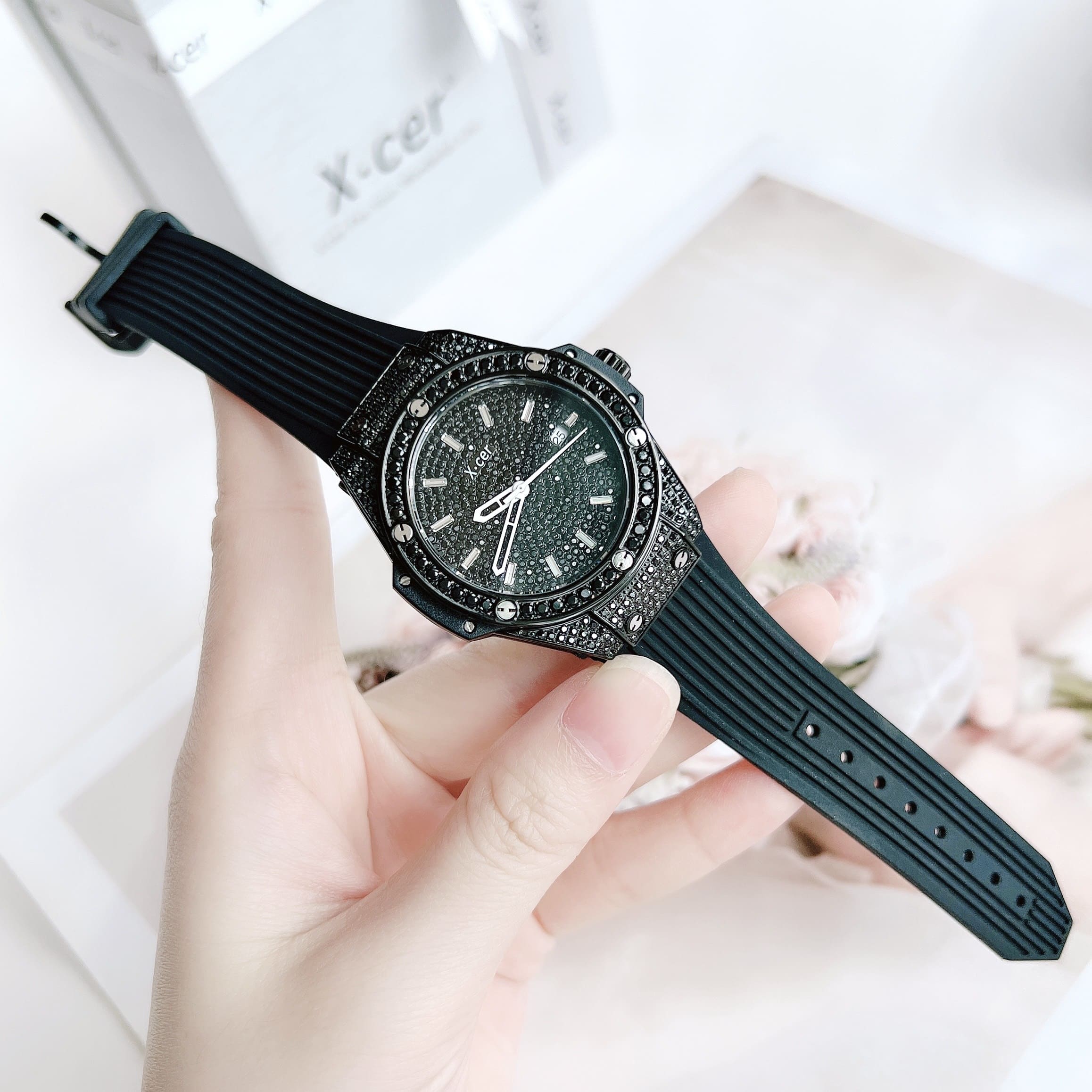 Đồng Hồ Xcer Tựa Hublot |Nữ Giới |Full Đá Đen |Dây Cao Su Đen |Máy Pin (Quartz) |Size 34mm |donghogiatot.vn