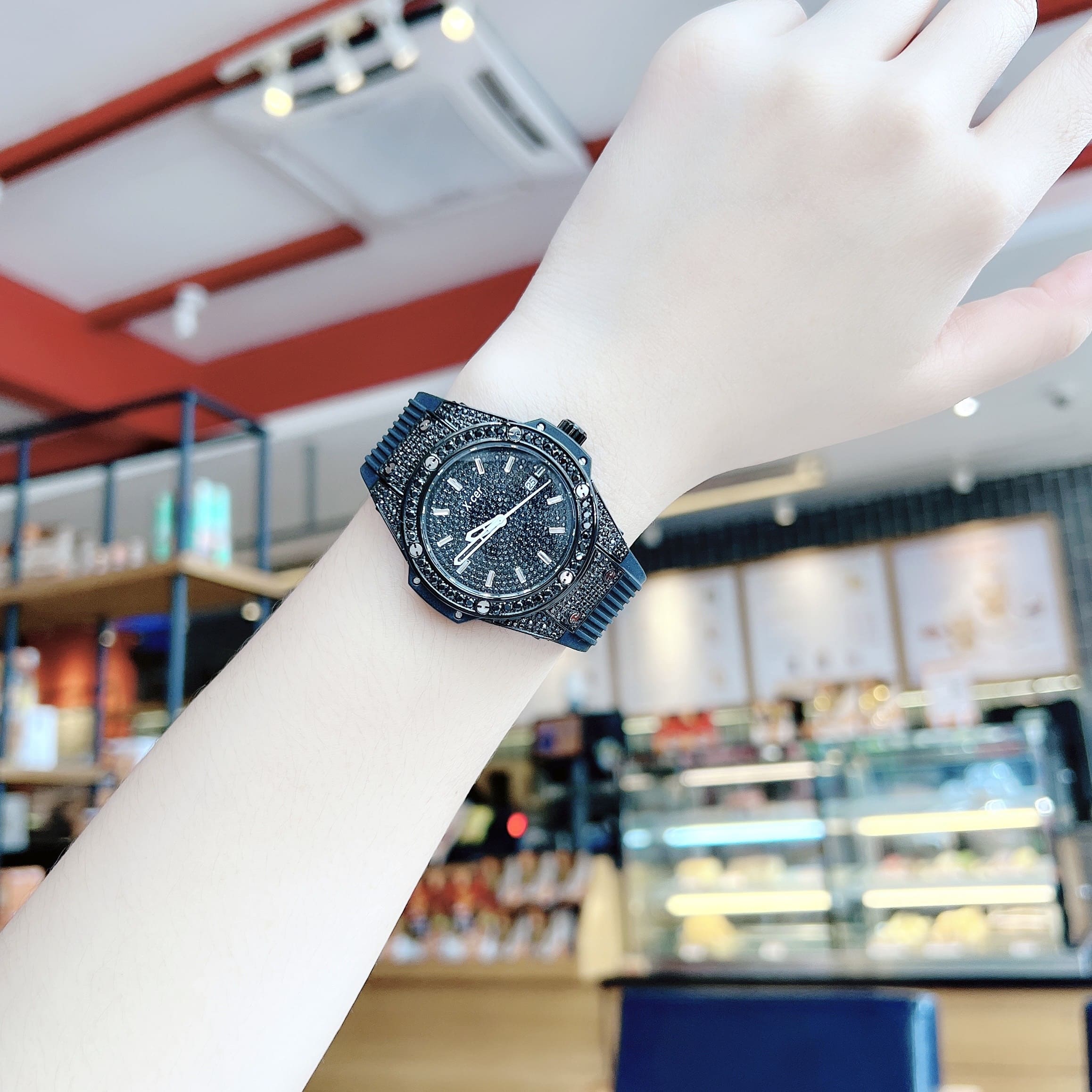 Đồng Hồ Xcer Tựa Hublot |Nữ Giới |Full Đá Đen |Dây Cao Su Đen |Máy Pin (Quartz) |Size 34mm |donghogiatot.vn