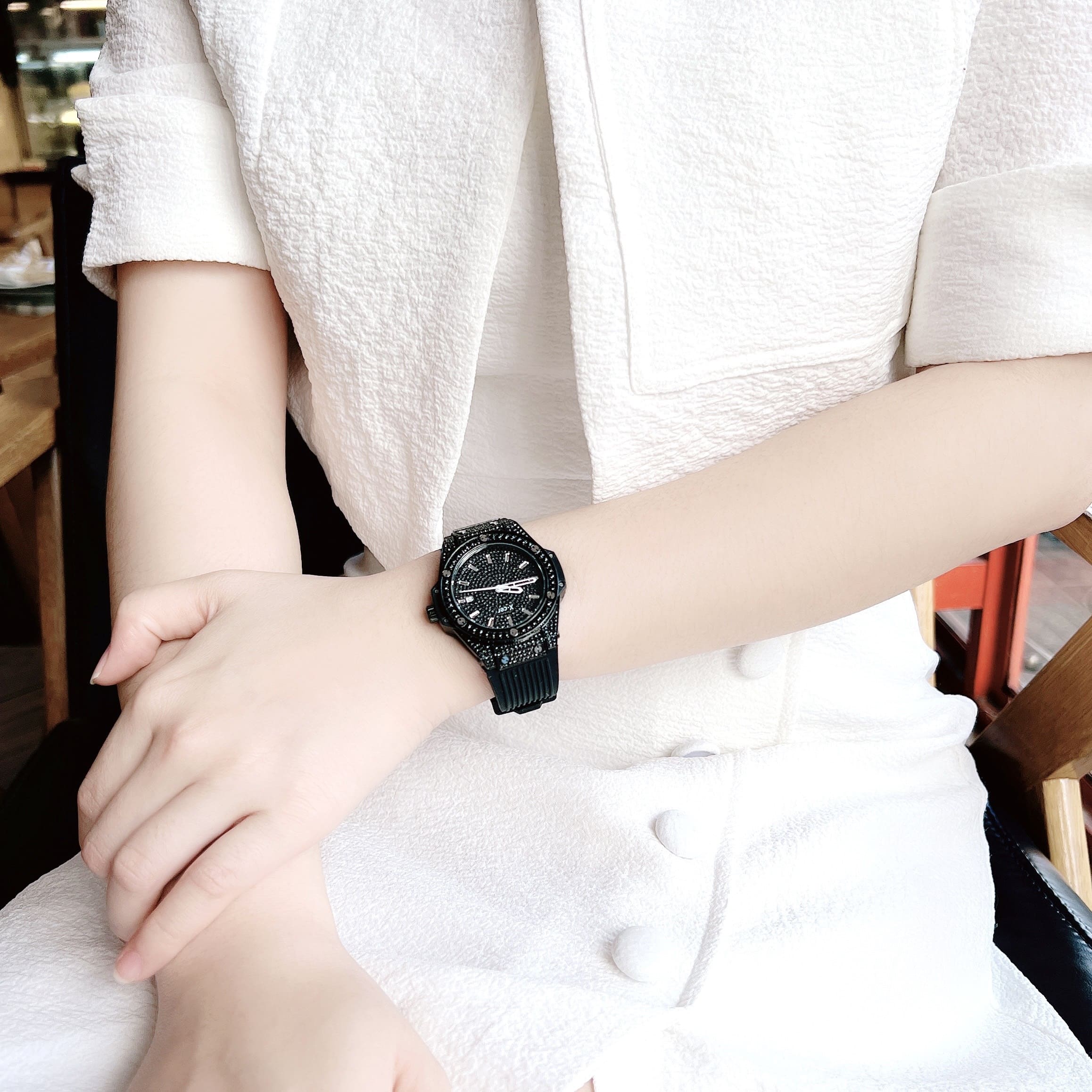 Đồng Hồ Xcer Tựa Hublot |Nữ Giới |Full Đá Đen |Dây Cao Su Đen |Máy Pin (Quartz) |Size 34mm |donghogiatot.vn