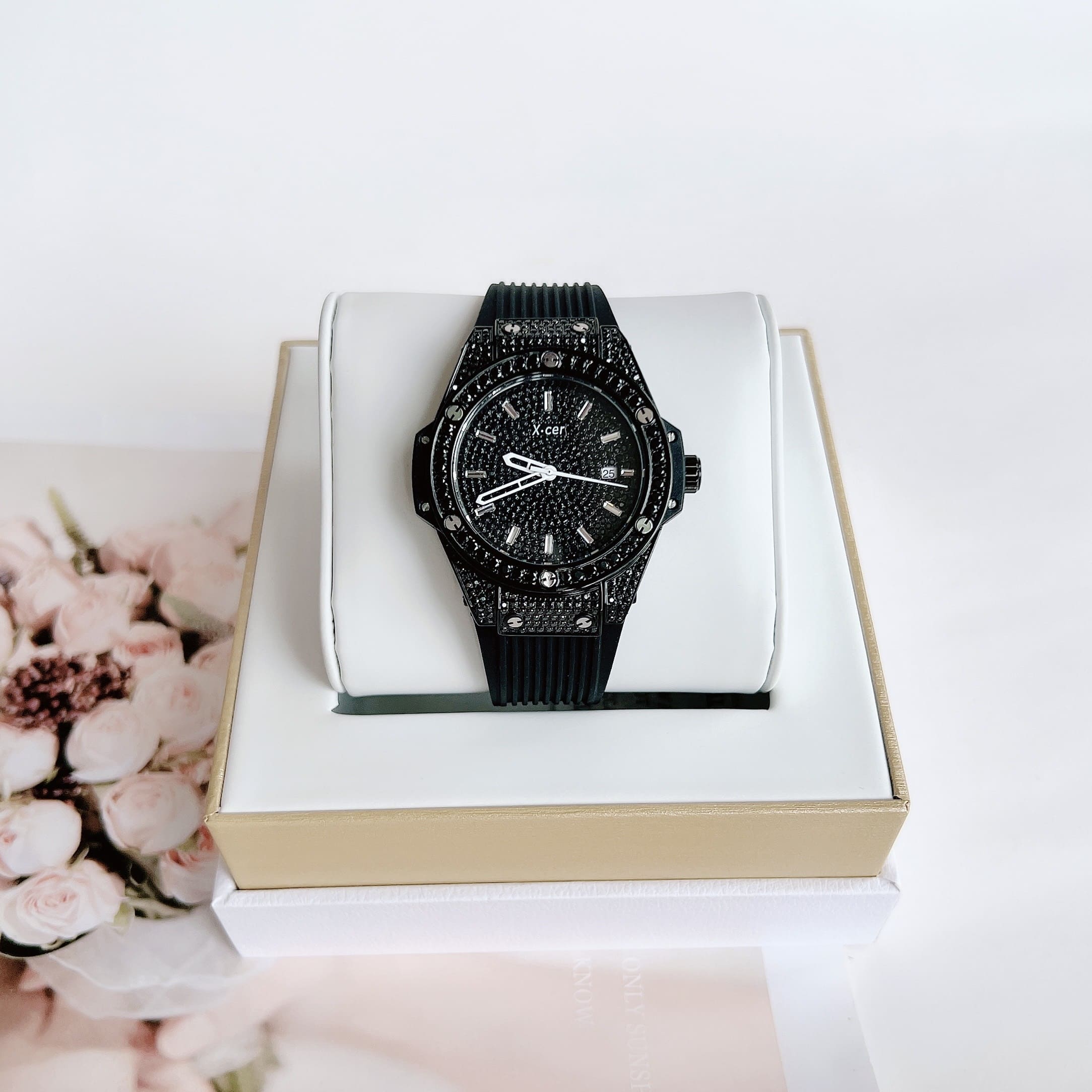 Đồng Hồ Xcer Tựa Hublot |Nữ Giới |Full Đá Đen |Dây Cao Su Đen |Máy Pin (Quartz) |Size 34mm |donghogiatot.vn