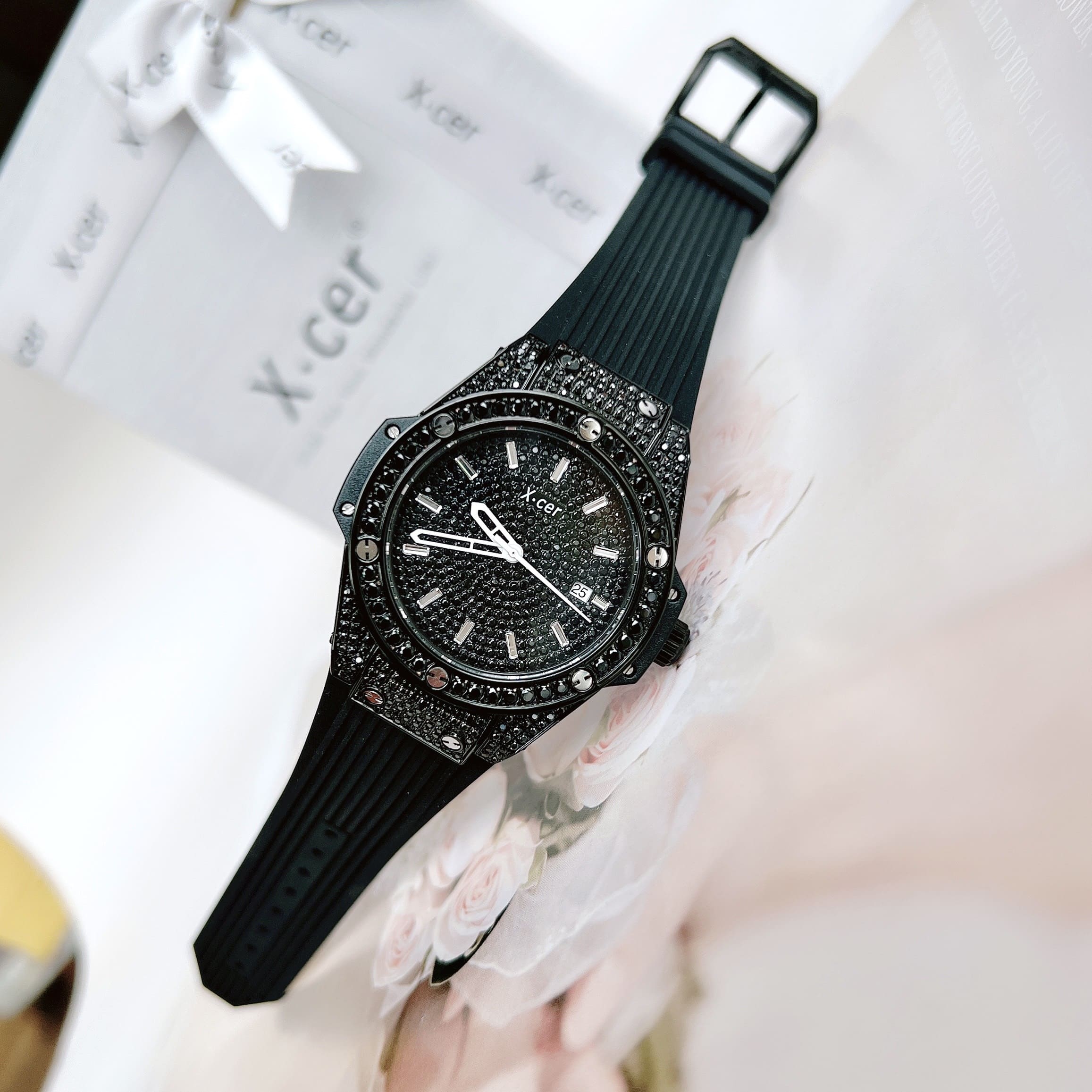 Đồng Hồ Xcer Tựa Hublot |Nữ Giới |Full Đá Đen |Dây Cao Su Đen |Máy Pin (Quartz) |Size 34mm |donghogiatot.vn