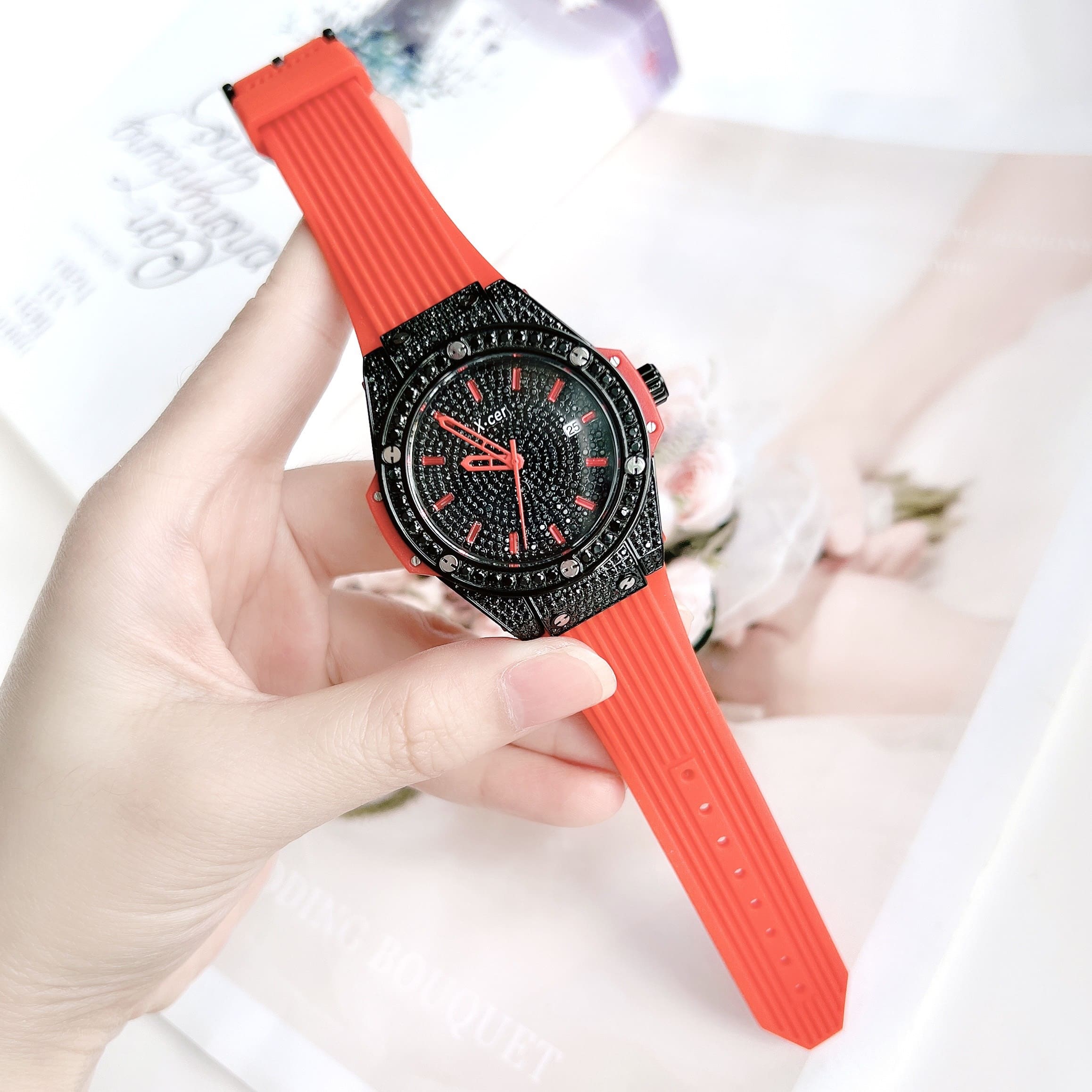 Đồng Hồ Xcer Tựa Hublot |Nữ Giới |Full Đá Đen |Dây Cao Su Đỏ |Máy Pin (Quartz) |Size 34mm |donghogiatot.vn
