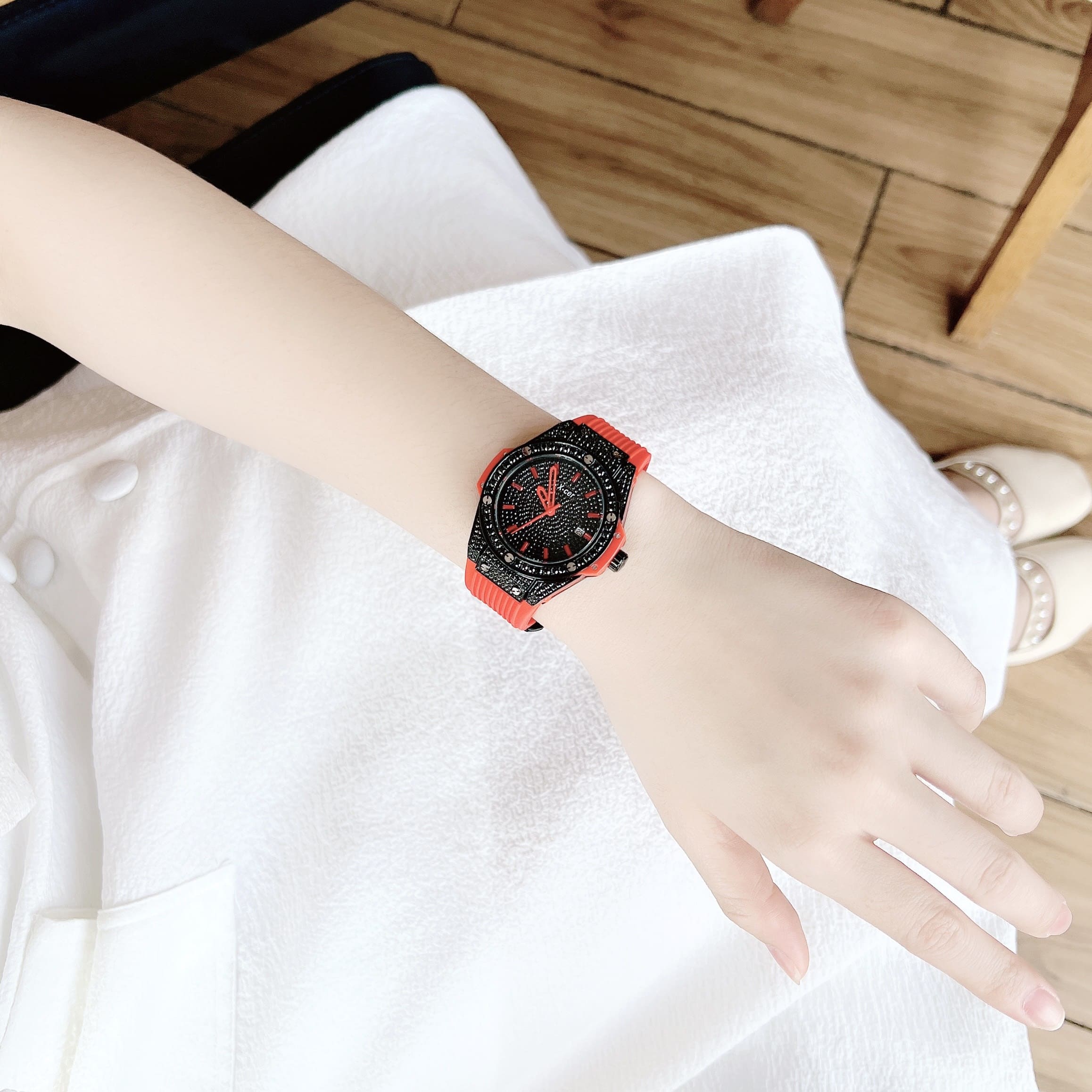 Đồng Hồ Xcer Tựa Hublot |Nữ Giới |Full Đá Đen |Dây Cao Su Đỏ |Máy Pin (Quartz) |Size 34mm |donghogiatot.vn