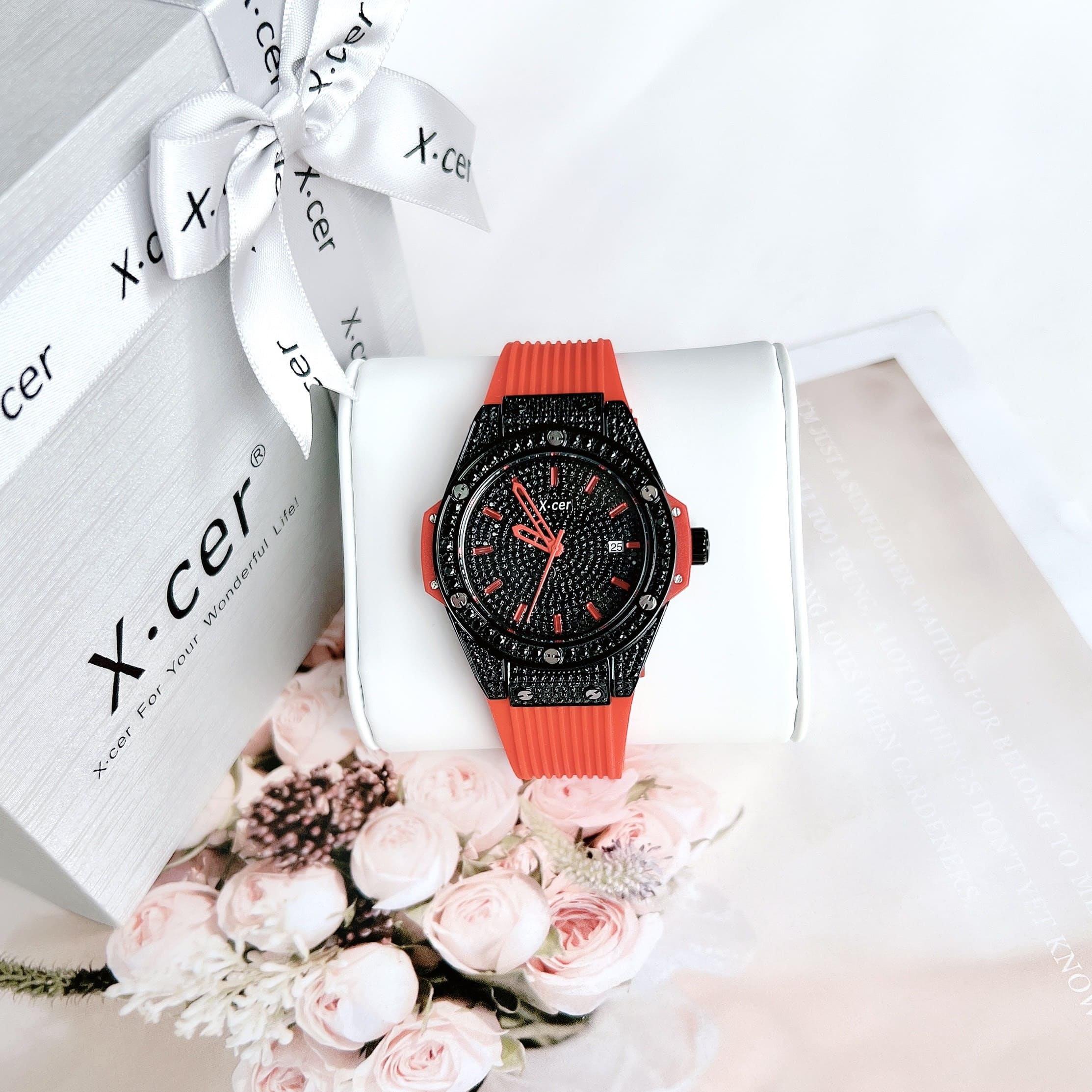 Đồng Hồ Xcer Tựa Hublot |Nữ Giới |Full Đá Đen |Dây Cao Su Đỏ |Máy Pin (Quartz) |Size 34mm |donghogiatot.vn
