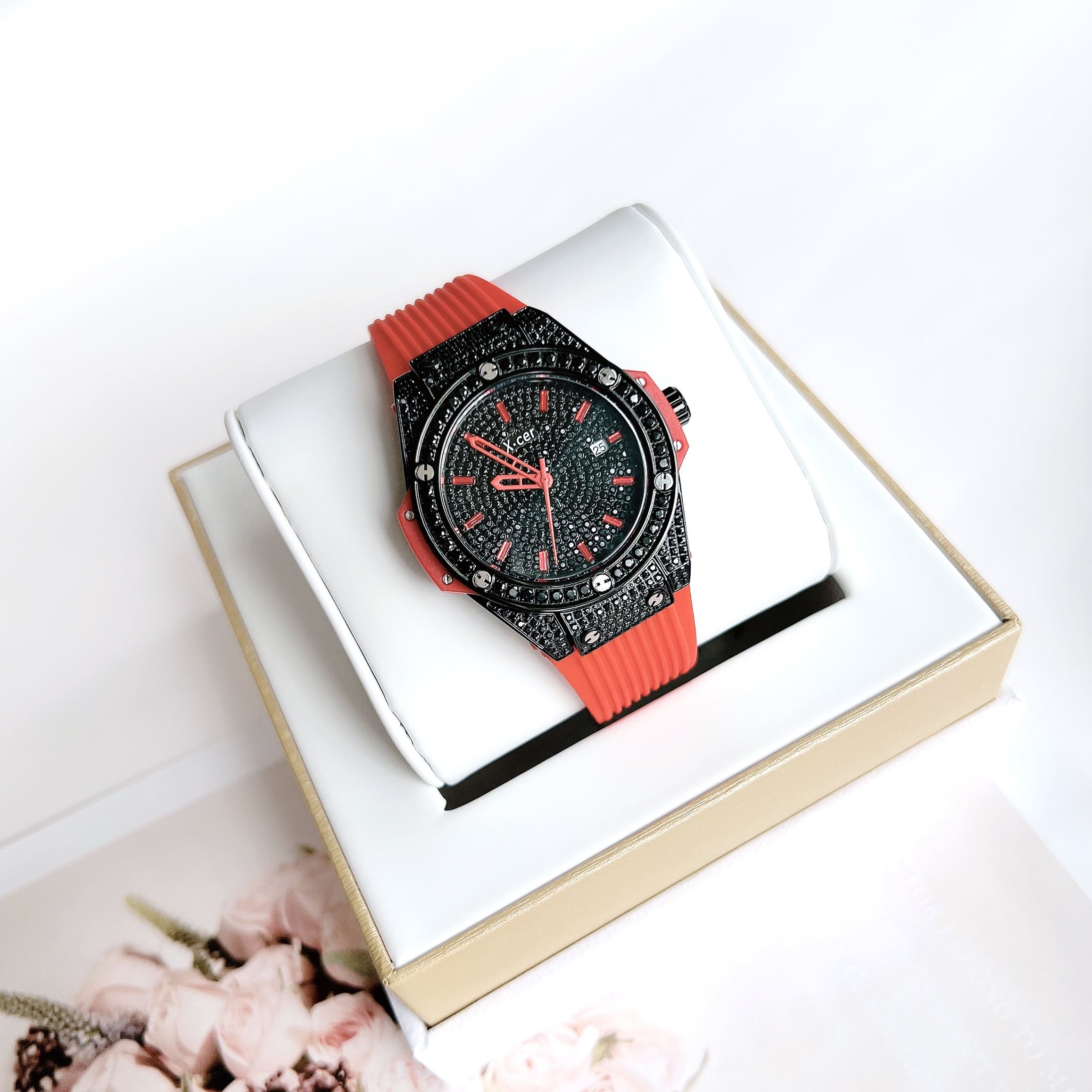 Đồng Hồ Xcer Tựa Hublot |Nữ Giới |Full Đá Đen |Dây Cao Su Đỏ |Máy Pin (Quartz) |Size 34mm |donghogiatot.vn