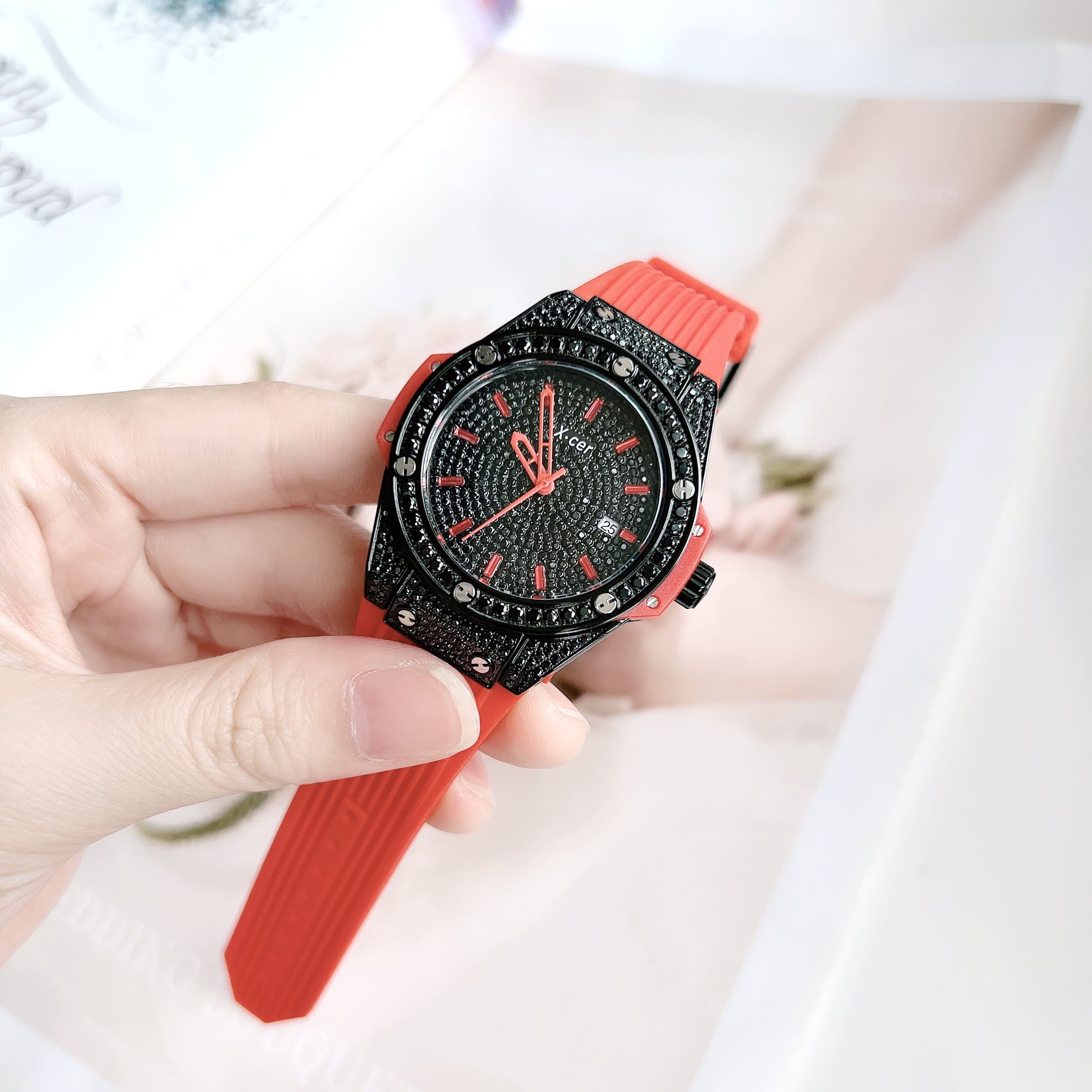Đồng Hồ Xcer Tựa Hublot |Nữ Giới |Full Đá Đen |Dây Cao Su Đỏ |Máy Pin (Quartz) |Size 34mm |donghogiatot.vn