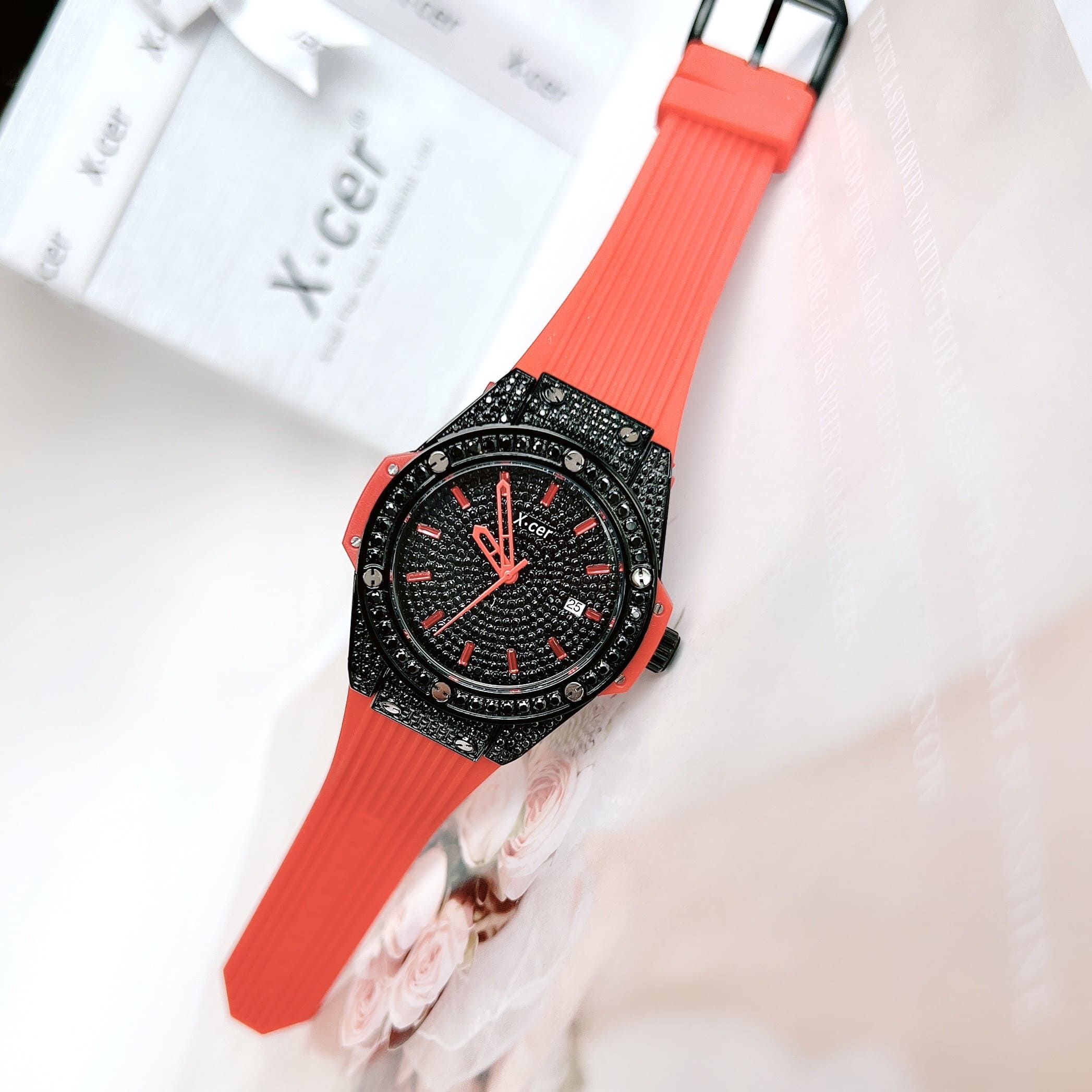 Đồng Hồ Xcer Tựa Hublot |Nữ Giới |Full Đá Đen |Dây Cao Su Đỏ |Máy Pin (Quartz) |Size 34mm |donghogiatot.vn
