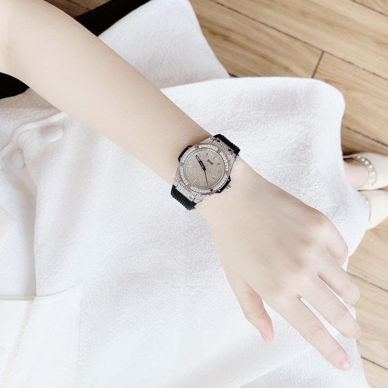 Đồng Hồ Xcer Tựa Hublot |Nữ Giới |Full Đá Silver |Dây Cao Su Đen |Máy Pin (Quartz) |Size 34mm |donghogiatot.vn