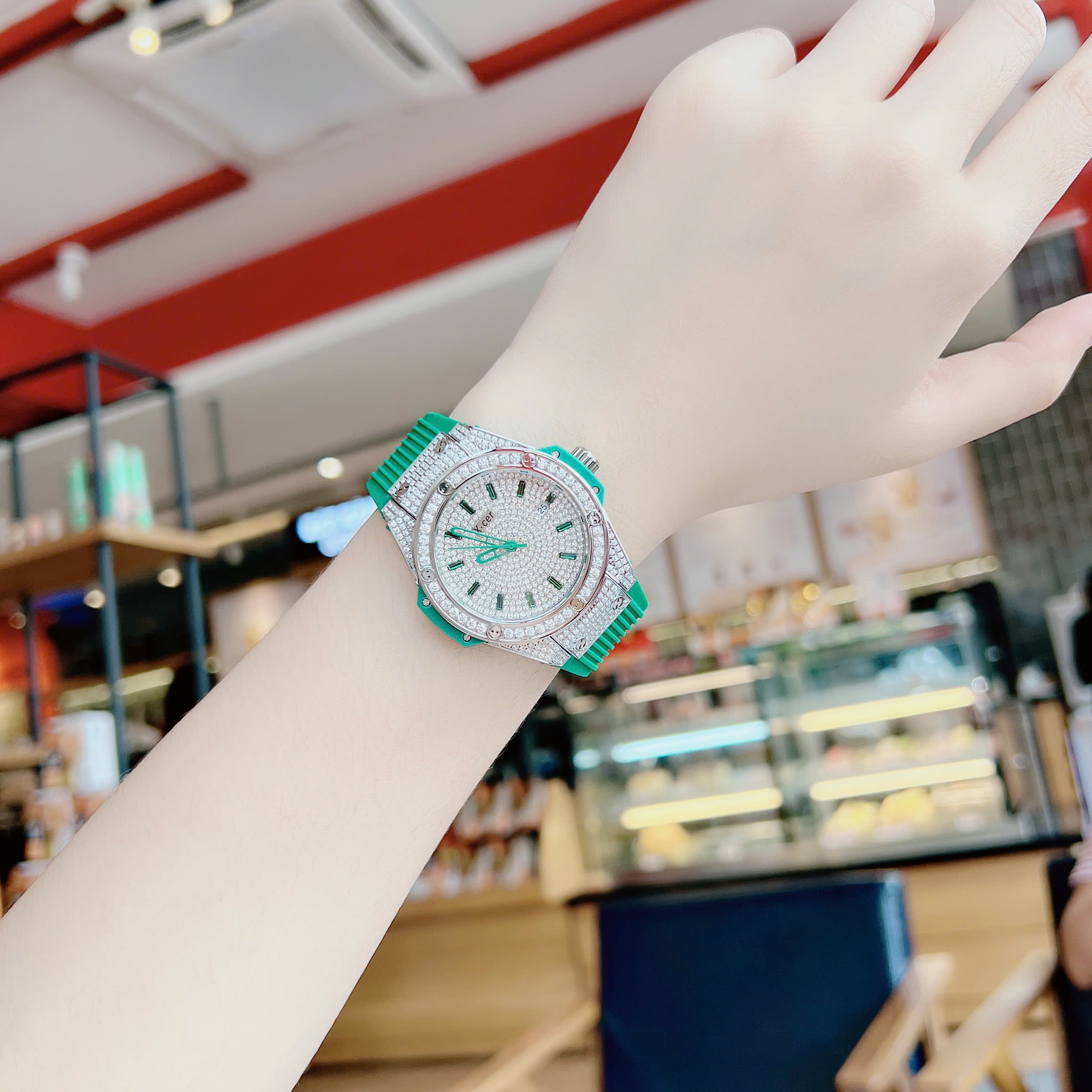 Đồng Hồ Xcer Tựa Hublot |Nữ Giới |Full Đá Silver |Dây Cao Su Xanh Lá |Máy Pin (Quartz) |Size 34mm |donghogiatot.vn