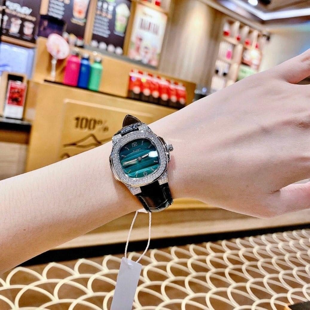 Đồng Hồ Xcer Tựa Patek Philippe |Nữ Giới |Mặt Vuông |Xanh Lá |Dây Da Đen |Máy Pin (Quartz) |Size 30mm |donghogiatot.vn