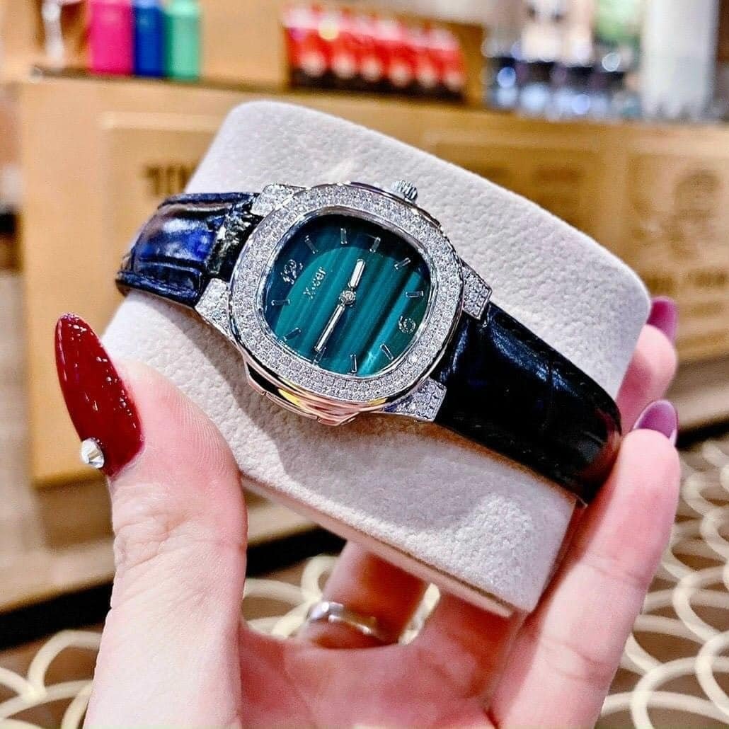 Đồng Hồ Xcer Tựa Patek Philippe |Nữ Giới |Mặt Vuông |Xanh Lá |Dây Da Đen |Máy Pin (Quartz) |Size 30mm |donghogiatot.vn