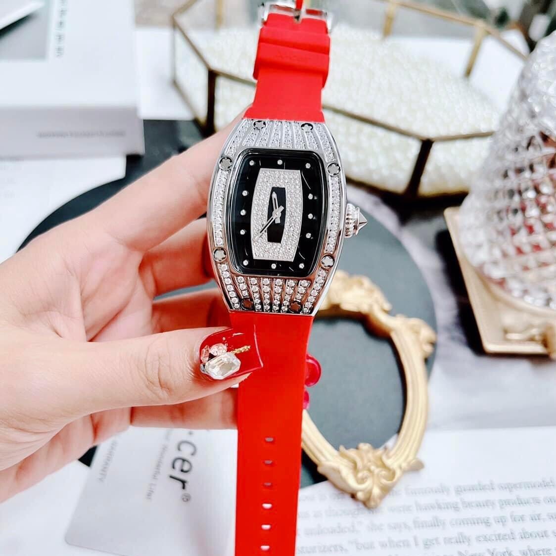 Đồng Hồ Xcer Tựa Richard Mille |Nữ Giới |Full Đá |Silver |Dây Cao Su Đỏ |Máy Pin (Quartz) |Size 36mm |donghogiatot.vn
