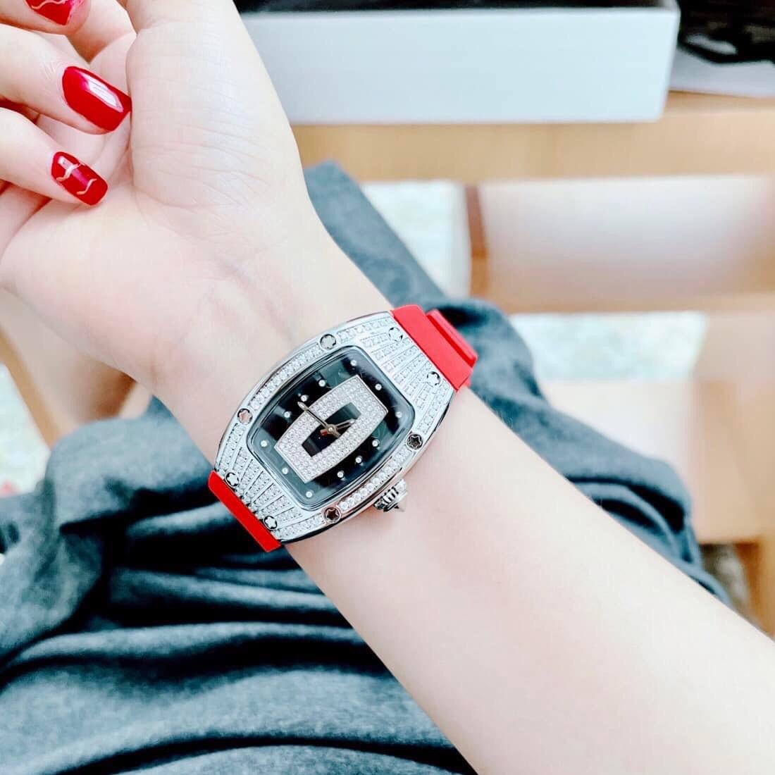 Đồng Hồ Xcer Tựa Richard Mille |Nữ Giới |Full Đá |Silver |Dây Cao Su Đỏ |Máy Pin (Quartz) |Size 36mm |donghogiatot.vn