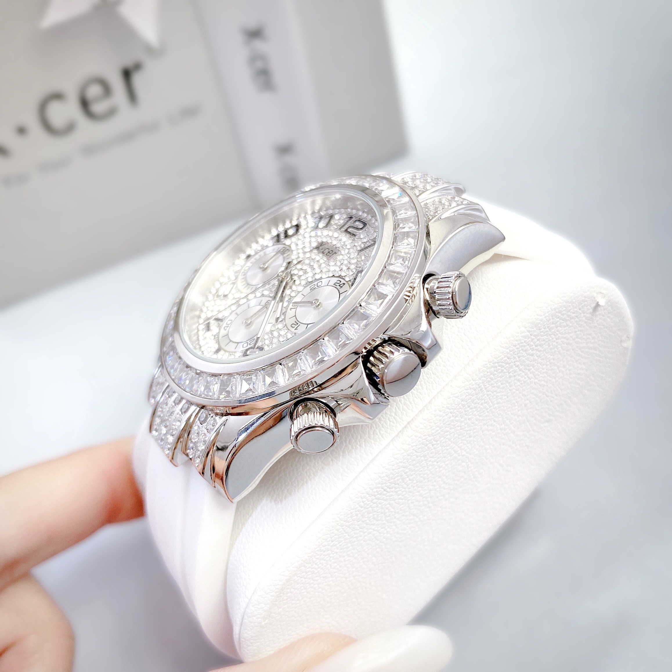 Đồng Hồ Xcer Tựa Rolex |Nữ Giới |Full Đá Silver |Dây Silicone Trắng |Máy Pin (Quartz) |Size 38mm |donghogiatot.vn