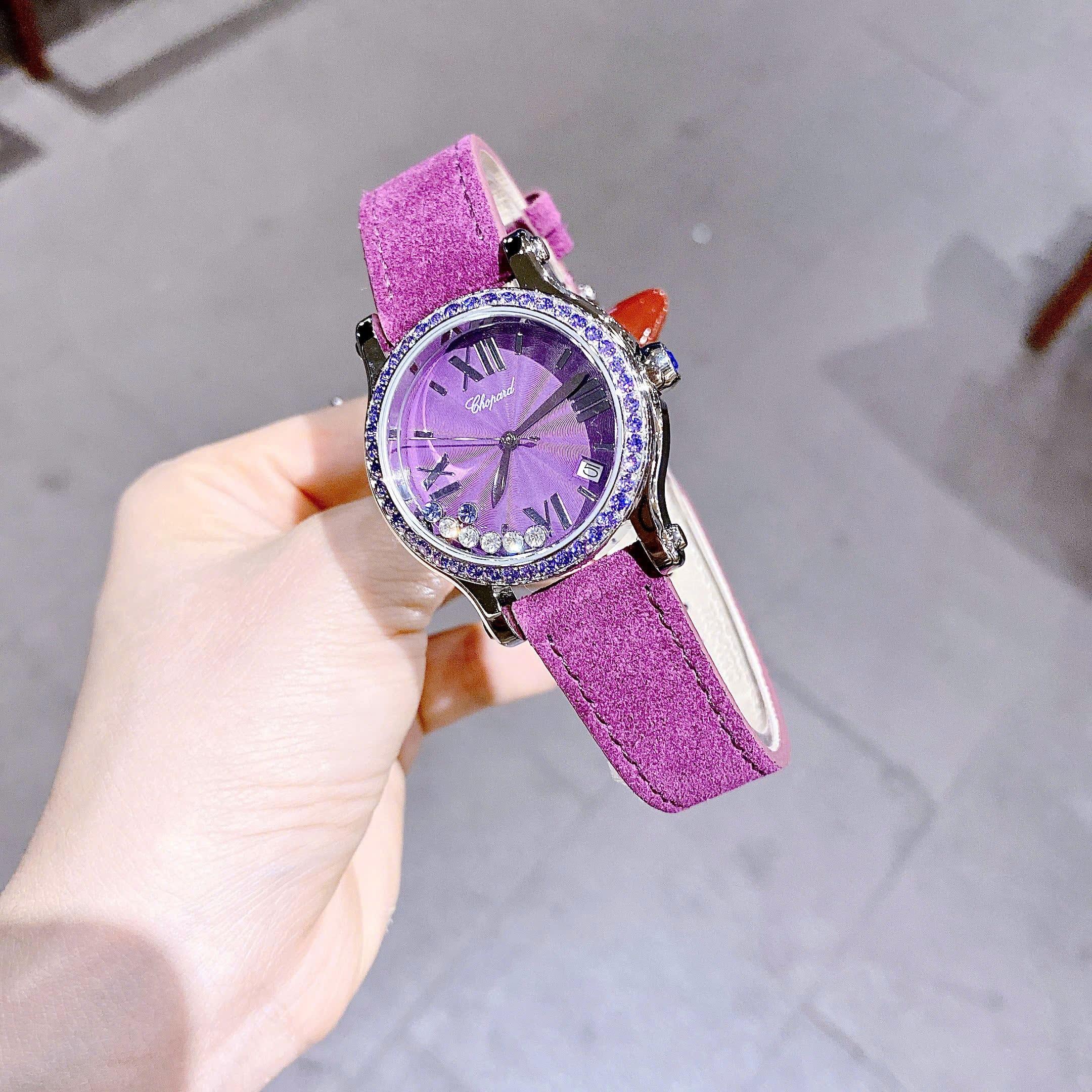 Đồng Hồ Chopard Happy Sport |Nữ Giới |Đính Đá Rơi |Dây Da Màu Tím |Máy Pin (Quartz) |Size 34mm |donghogiatot.vn
