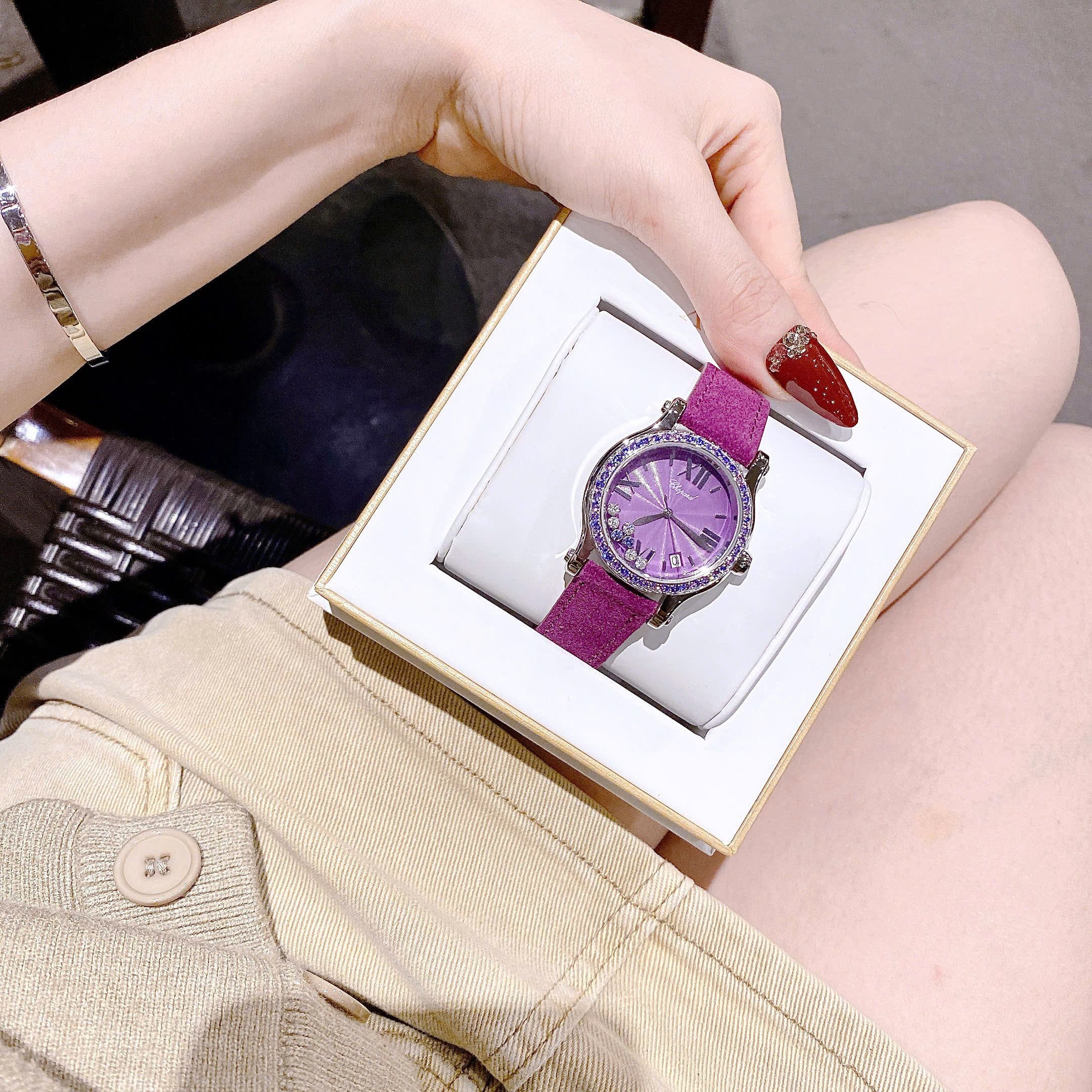 Đồng Hồ Chopard Happy Sport |Nữ Giới |Đính Đá Rơi |Dây Da Màu Tím |Máy Pin (Quartz) |Size 34mm |donghogiatot.vn