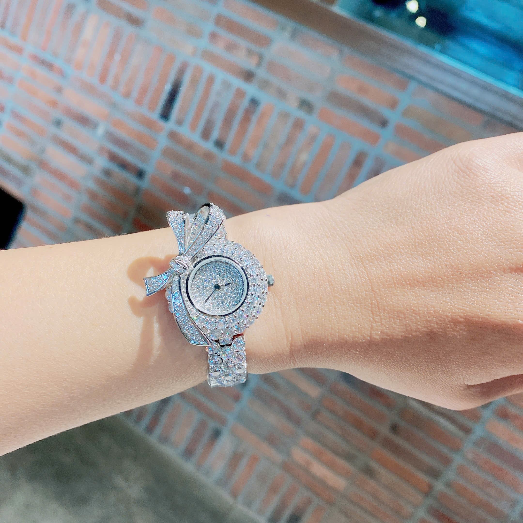 Đồng Hồ Chopard Mặt Đính Nơ |Nữ Giới |Dây Kim Loại Đính Đá Silver |Máy Pin (Quartz) |Size 30mm |donghogiatot.vn