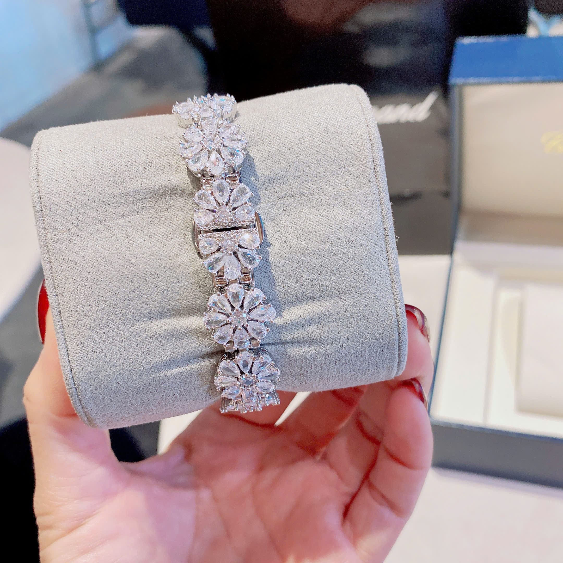 Đồng Hồ Chopard Mặt Full Đá Swaroski |Nữ Giới |Dây Đính Pha Lê Hoa Mai |Máy Pin (Quartz) |Size 34mm |donghogiatot.vn