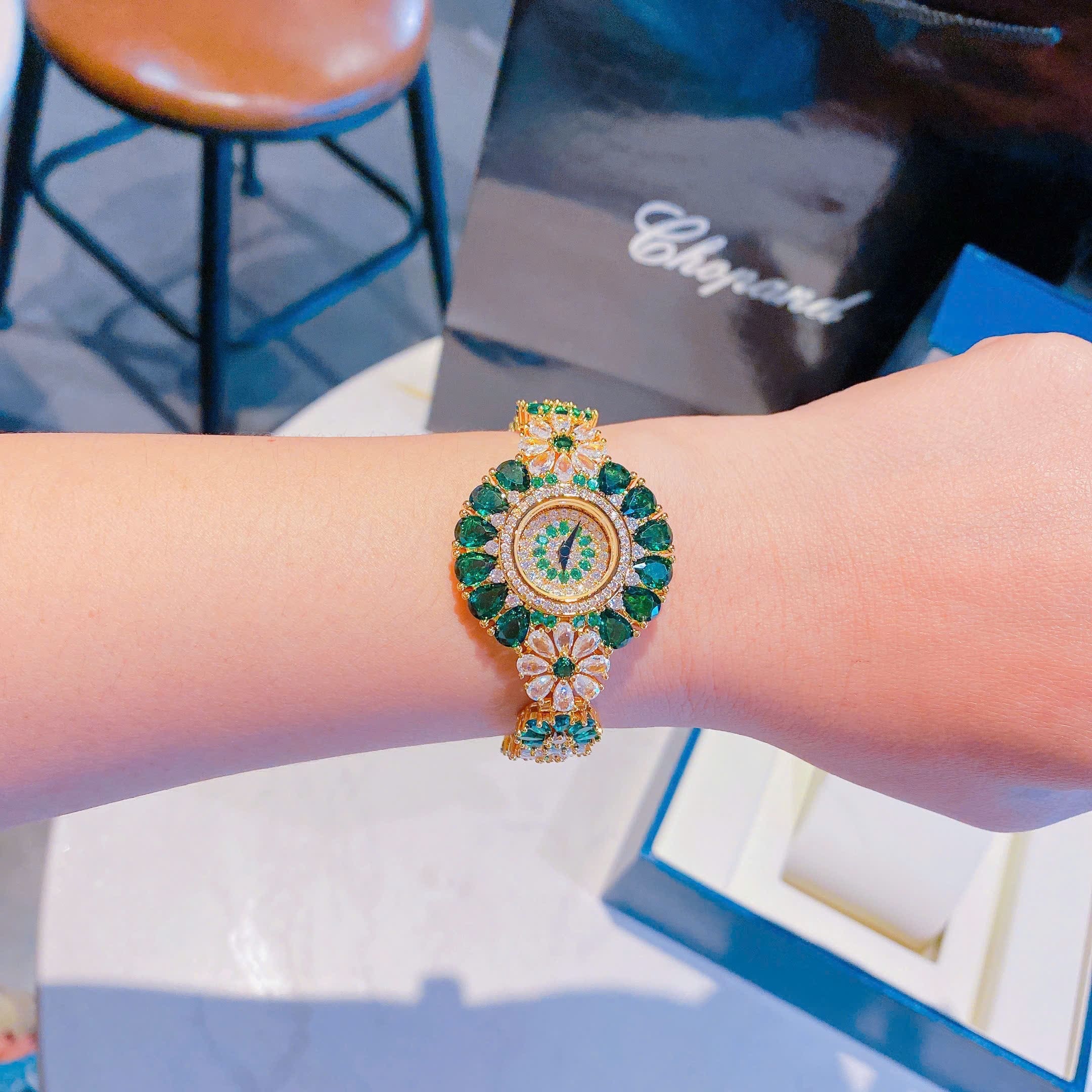 Đồng Hồ Chopard Full Đá Mix Pha Lê Xanh Lá |Nữ Giới |Dây Kim Loại Vàng Gold |Máy Pin (Quartz) |Size 34mm |donghogiatot.vn