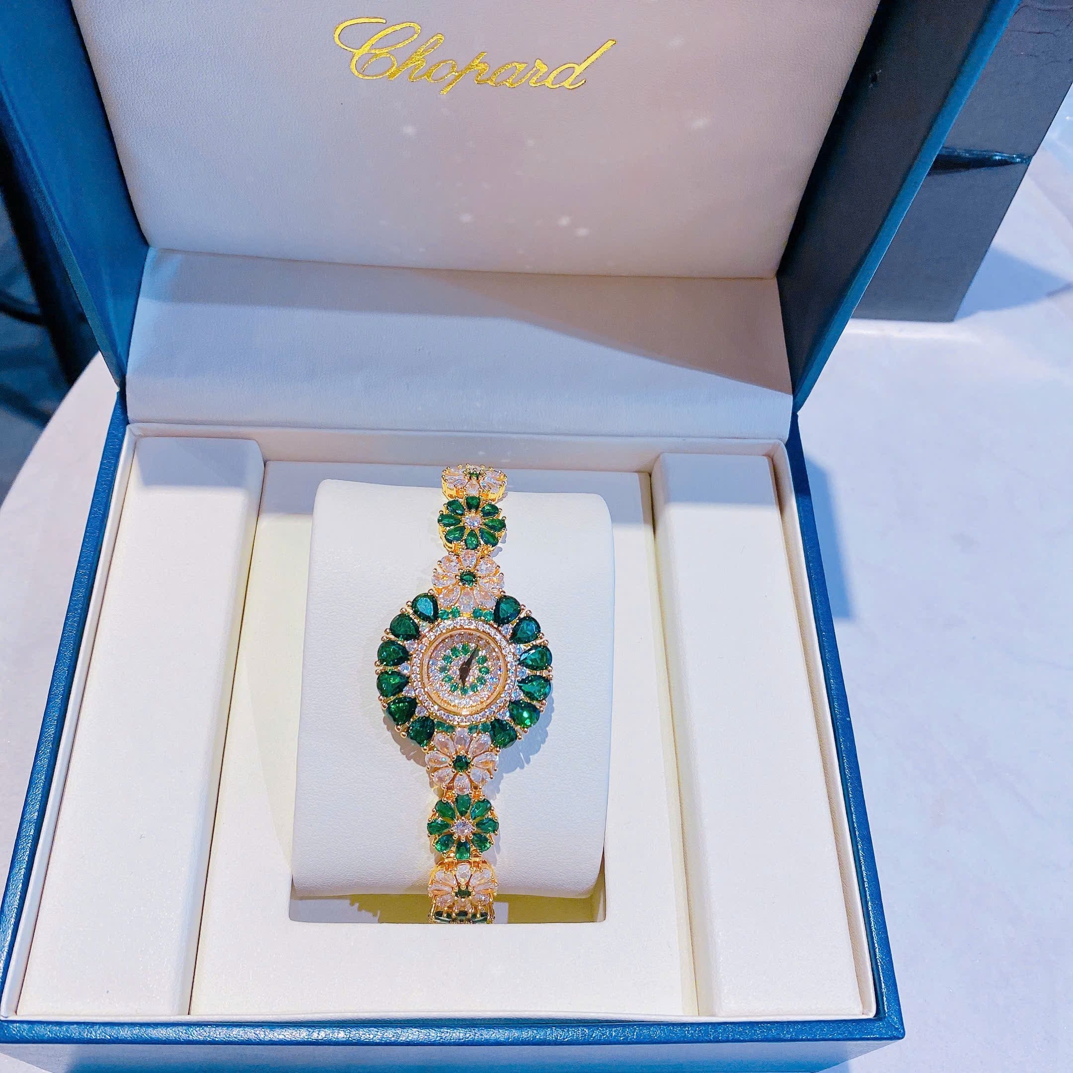 Đồng Hồ Chopard Full Đá Mix Pha Lê Xanh Lá |Nữ Giới |Dây Kim Loại Vàng Gold |Máy Pin (Quartz) |Size 34mm |donghogiatot.vn