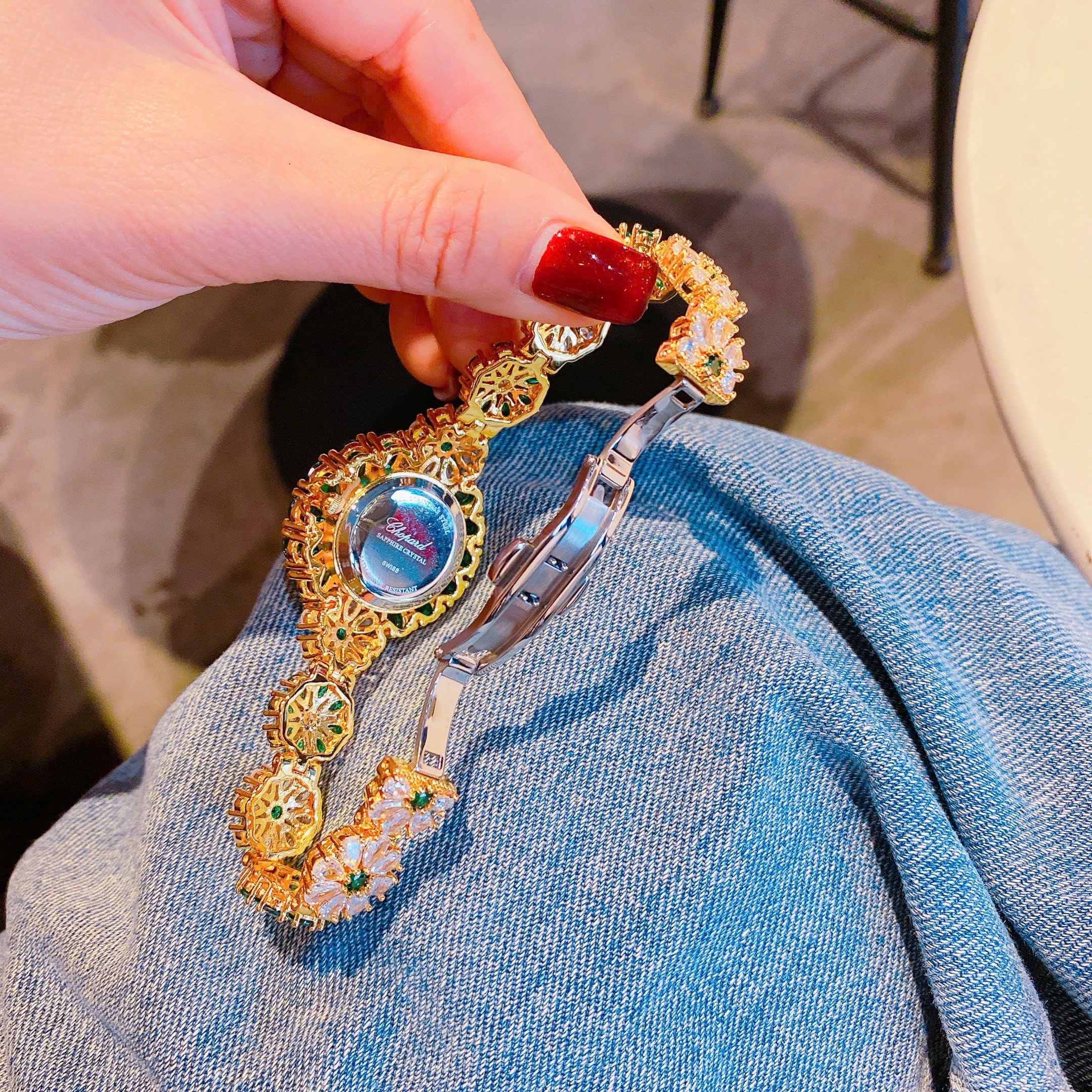 Đồng Hồ Chopard Full Đá Mix Pha Lê Xanh Lá |Nữ Giới |Dây Kim Loại Vàng Gold |Máy Pin (Quartz) |Size 34mm |donghogiatot.vn