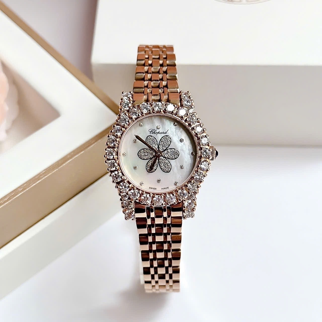Đồng Hồ Chopard Mặt Xà Cừ |Nữ Giới |Bông Hoa Đính Đá |Dây Kim Loại Rose Gold |Máy Pin (Quartz) |Size 30mm |donghogiatot.vn