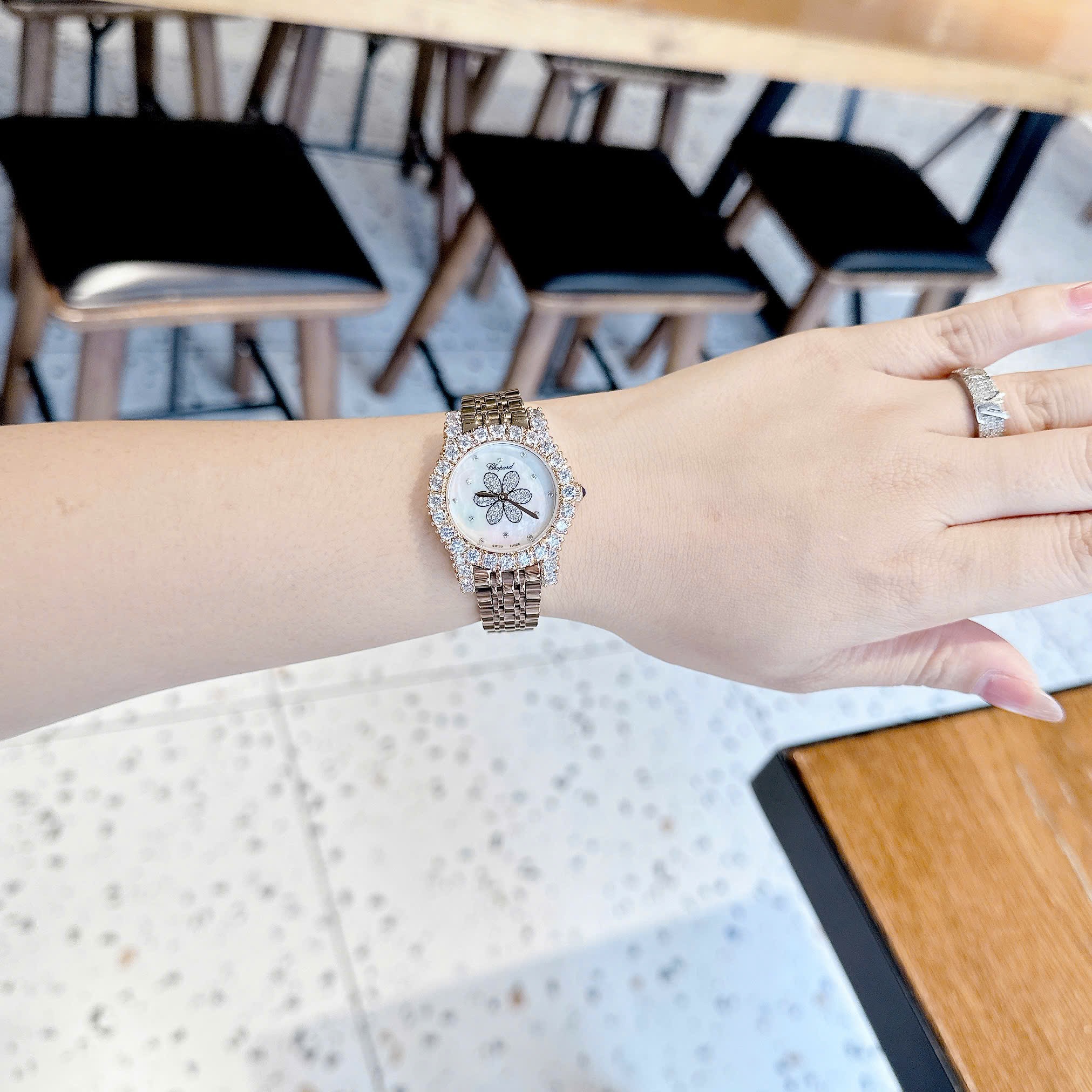 Đồng Hồ Chopard Mặt Xà Cừ |Nữ Giới |Bông Hoa Đính Đá |Dây Kim Loại Rose Gold |Máy Pin (Quartz) |Size 30mm |donghogiatot.vn