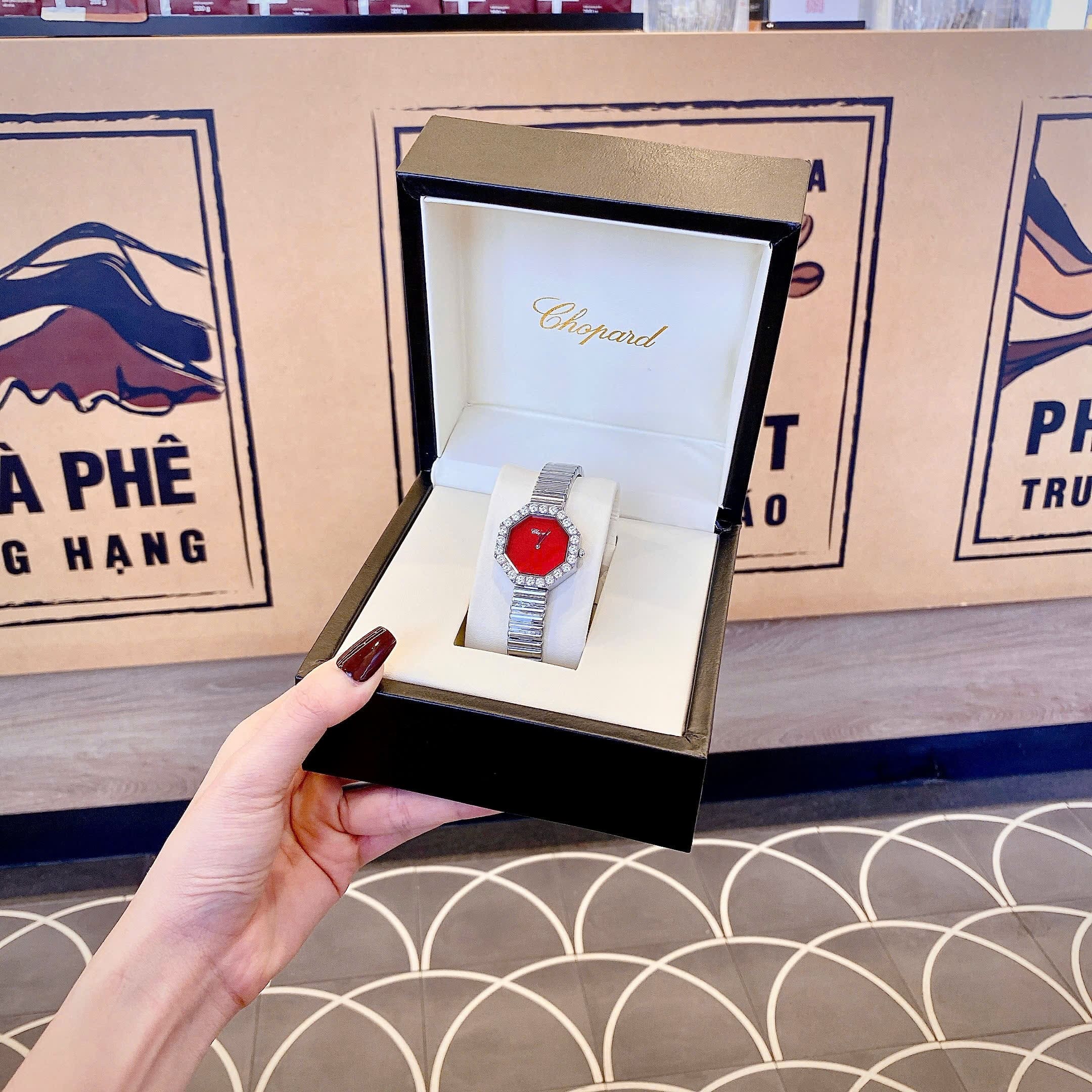 Đồng Hồ Chopard L'Heure Du Diamant Octoagonal |Nữ Giới |Mặt Xà Cừ Đỏ |Dây Kim Loại |Máy Pin (Quartz) |Size 32mm |donghogiatot.vn