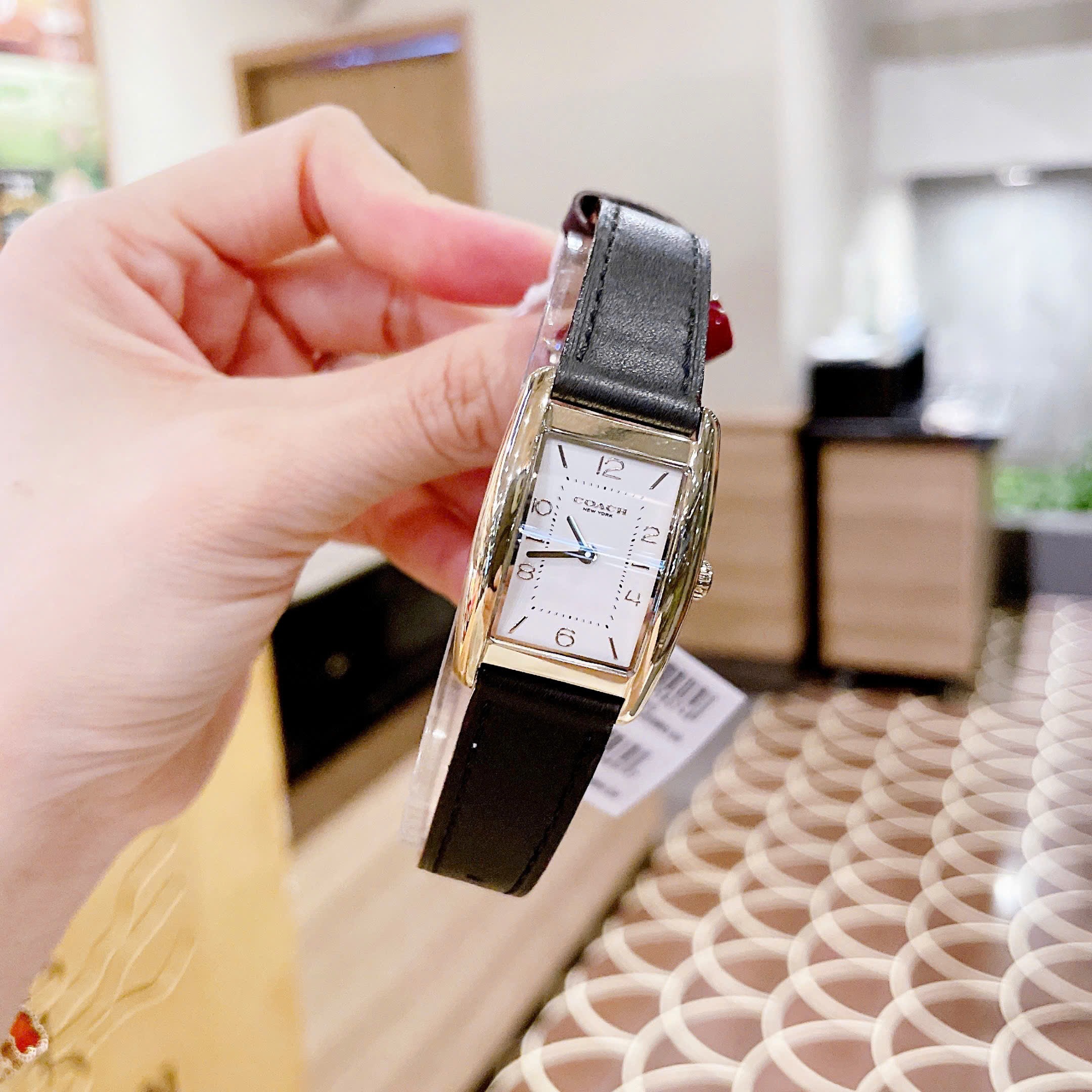 Đồng Hồ Coach Reese |Nữ Giới |Mặt Chữ Nhật |Vàng Gold |Dây Da Màu Đen |Máy Pin (Quartz) |Size 24x35mm |donghogiatot.vn