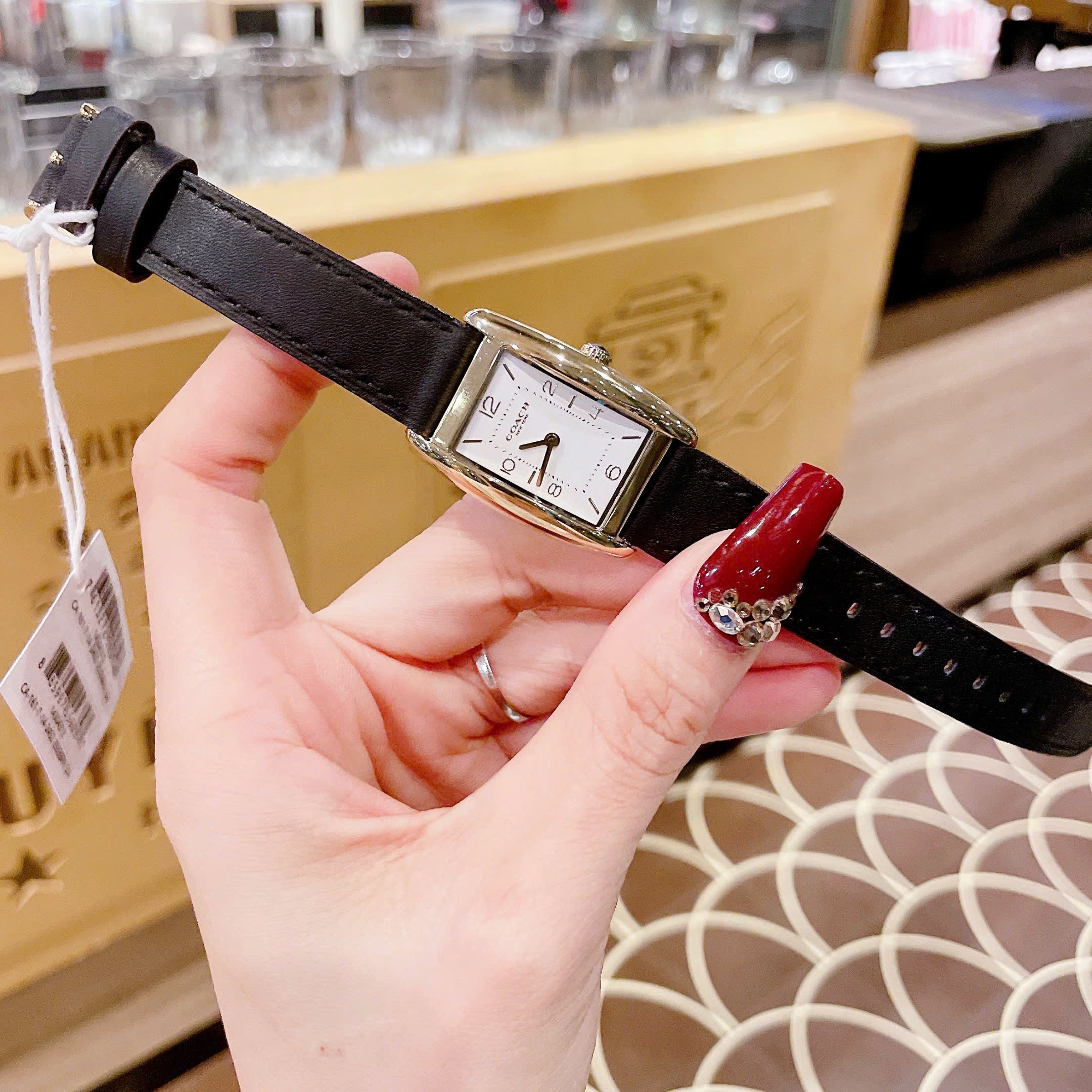 Đồng Hồ Coach Reese |Nữ Giới |Mặt Chữ Nhật |Vàng Gold |Dây Da Màu Đen |Máy Pin (Quartz) |Size 24x35mm |donghogiatot.vn