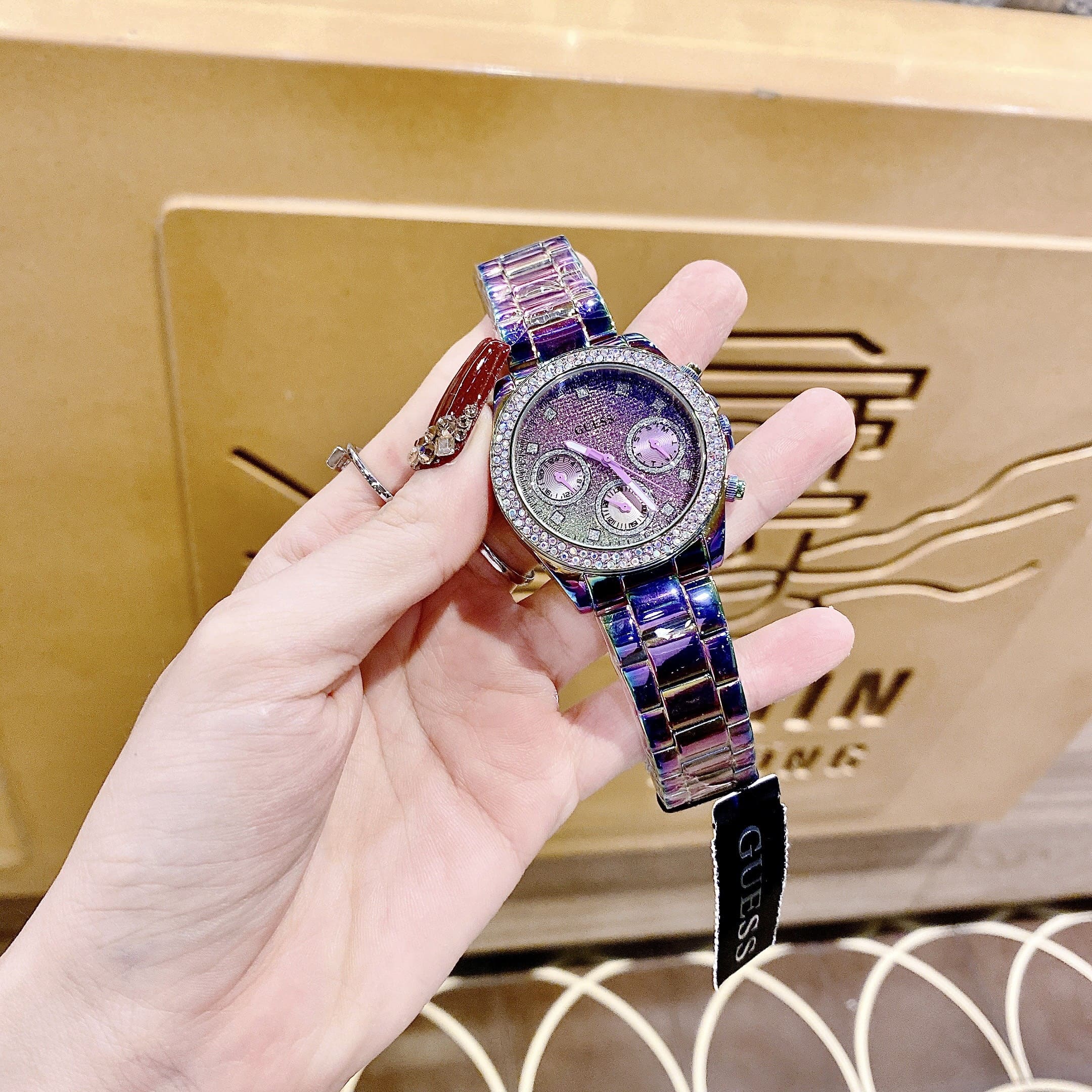 Đồng Hồ Guess Sol Iridescent |Nữ Giới |Mặt Đính Đá |Dây Kim Loại Tím |Máy Pin (Quartz) |Size 38mm |donghogiatot.vn