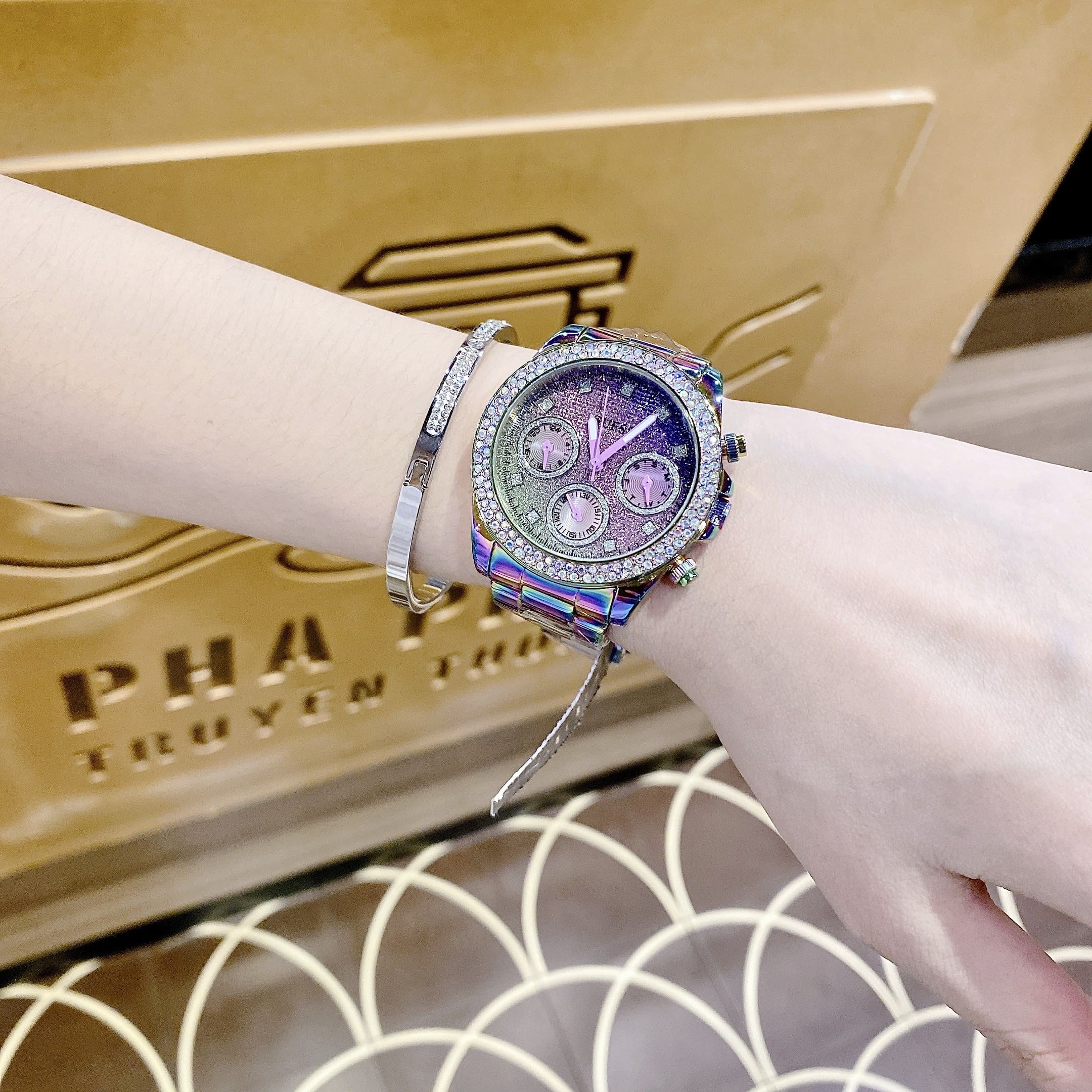 Đồng Hồ Guess Sol Iridescent |Nữ Giới |Mặt Đính Đá |Dây Kim Loại Tím |Máy Pin (Quartz) |Size 38mm |donghogiatot.vn