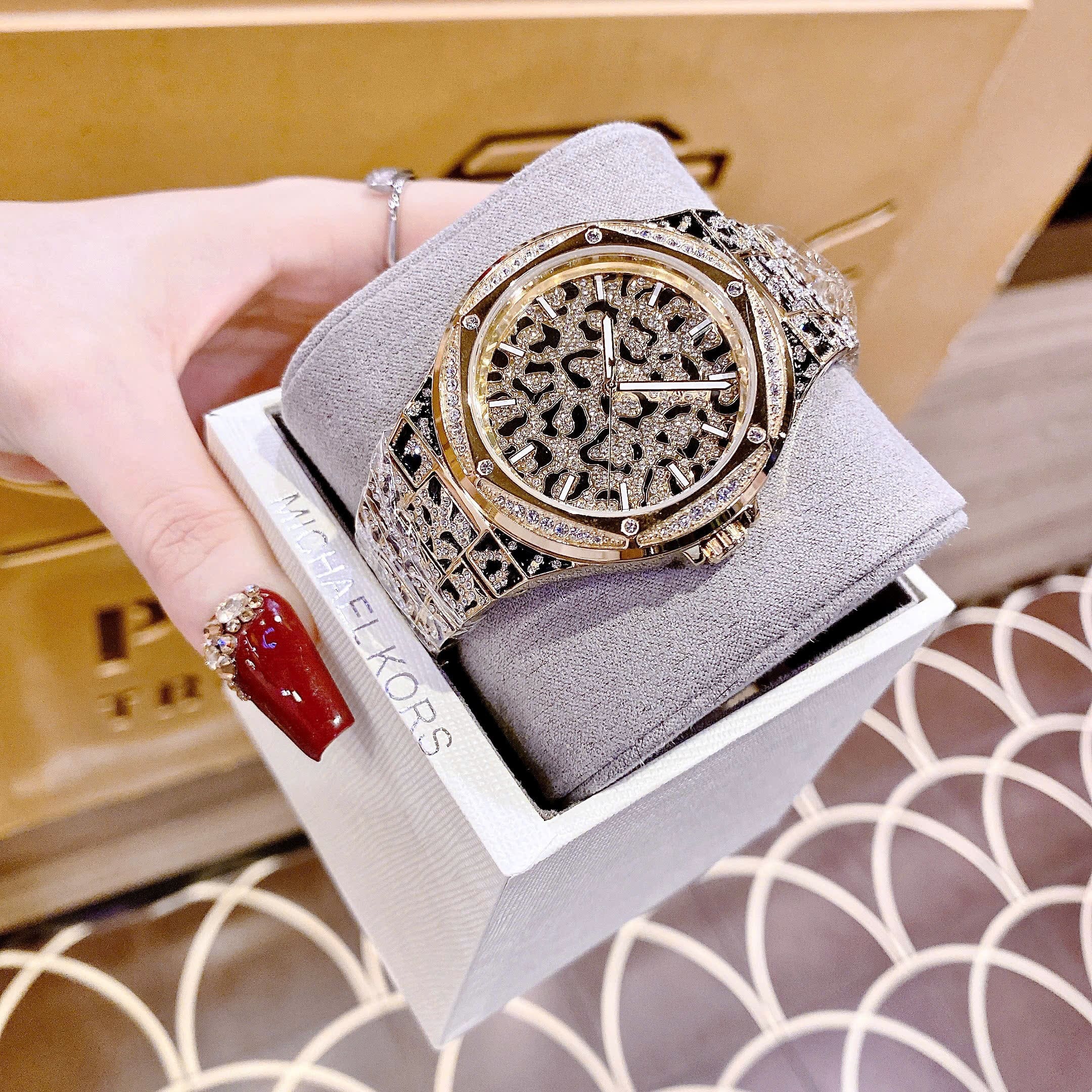 Đồng Hồ Michael Kors Lennox |Unisex |Vàng Gold |Dây Kim Loại Họa Tiết Báo |Máy Pin (Quartz) |Size 43mm |donghogiatot.vn