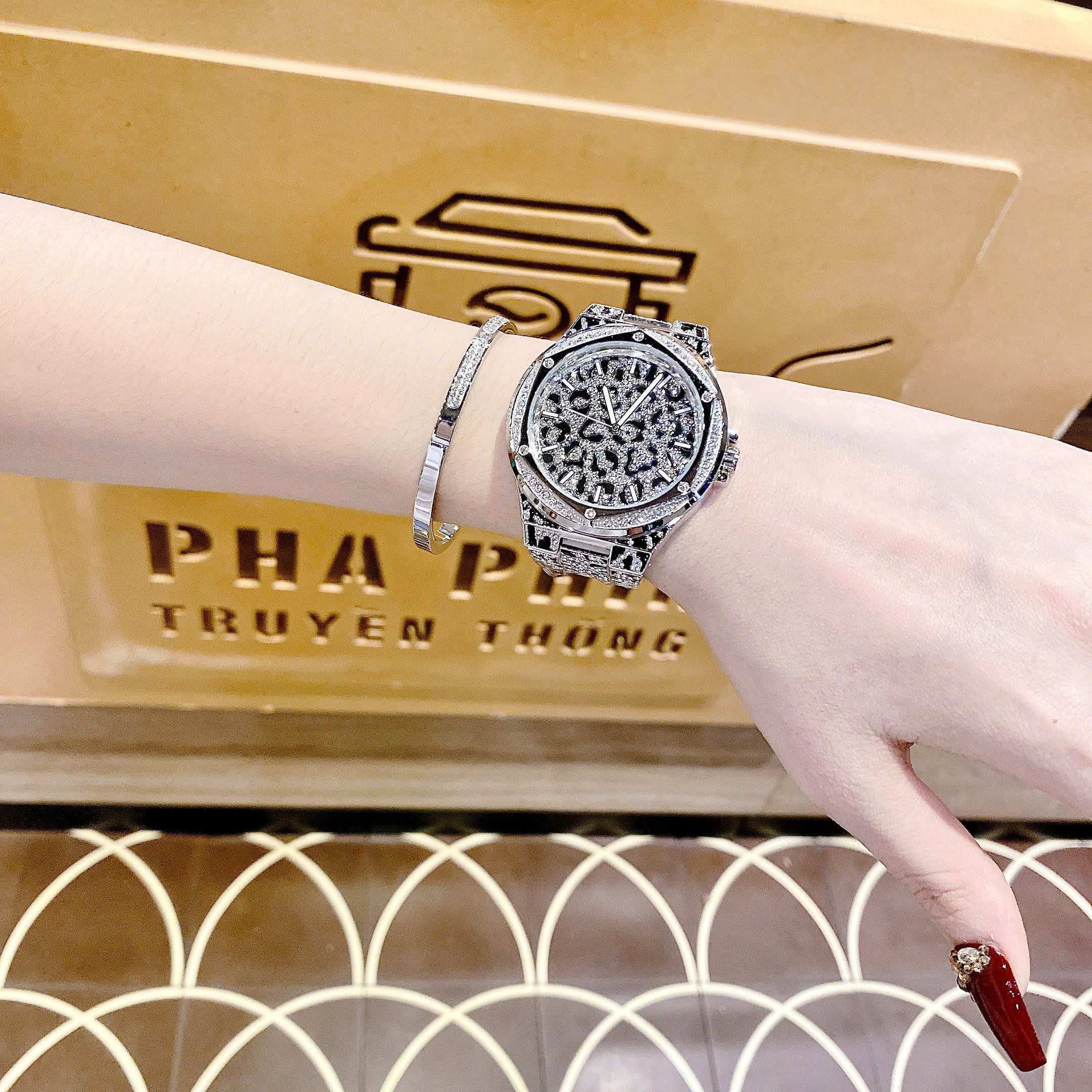 Đồng Hồ Michael Kors Lennox |Unisex |Silver |Dây Kim Loại Họa Tiết Báo |Máy Pin (Quartz) |Size 43mm |donghogiatot.vn