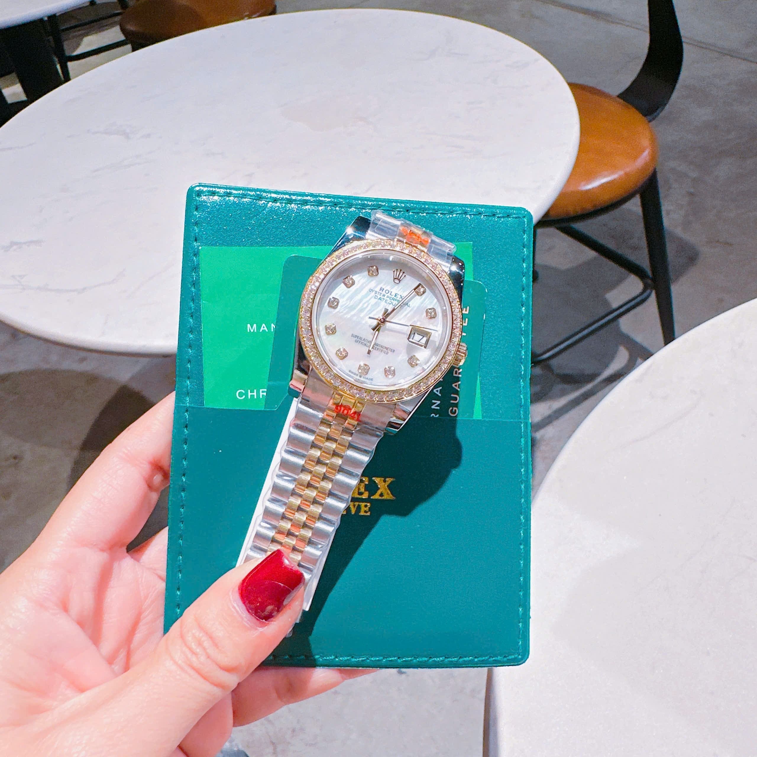 Đồng Hồ Rolex Đính Đá |Cặp Đôi |Mặt Trắng |Dây Kim Loại Demi Vàng |Máy Pin (Máy Quartz) |Size 36x31mm |donghogiatot.vn