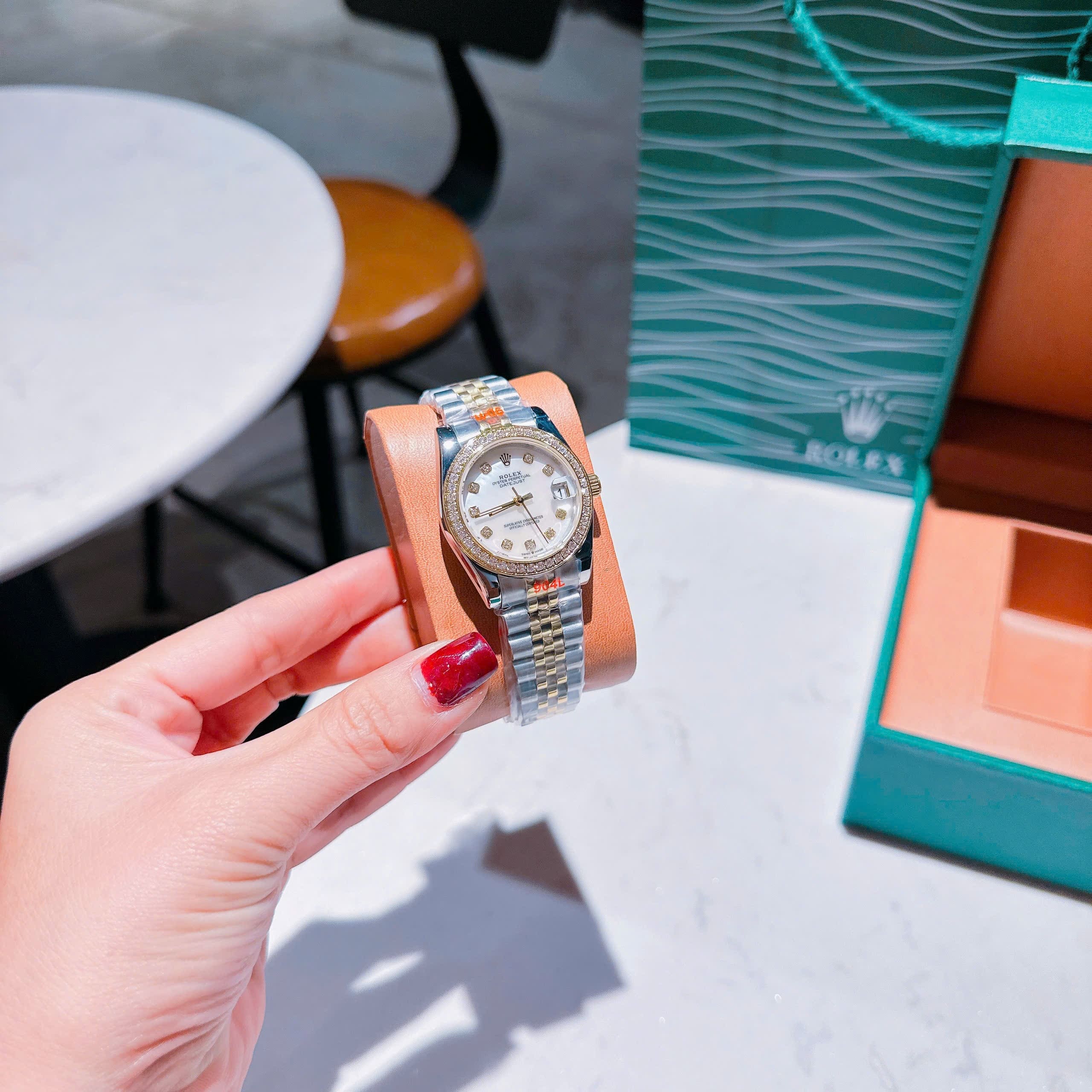 Đồng Hồ Rolex Đính Đá |Cặp Đôi |Mặt Trắng |Dây Kim Loại Demi Vàng |Máy Pin (Máy Quartz) |Size 36x31mm |donghogiatot.vn