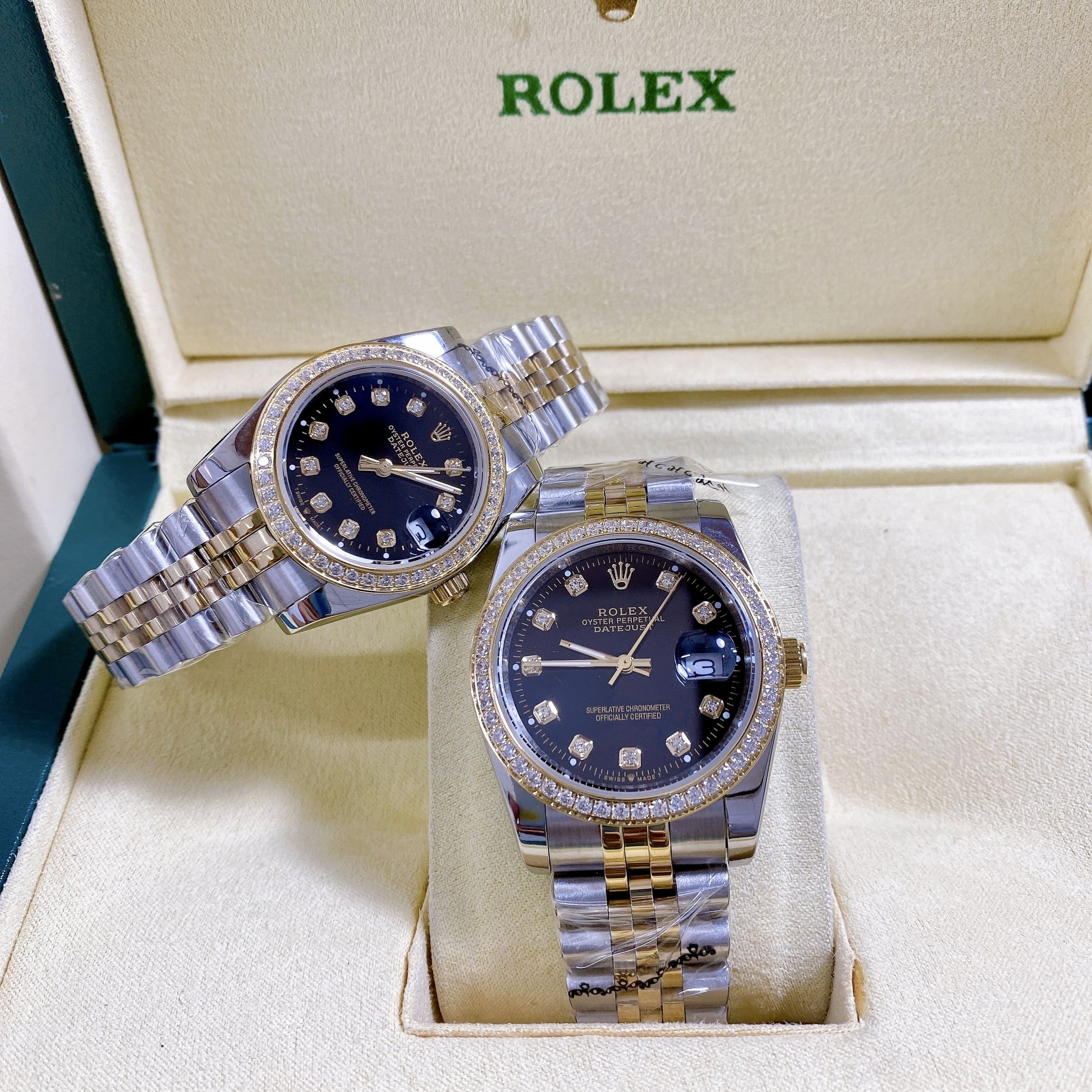 Đồng Hồ Rolex Đính Đá |Cặp Đôi |Mặt Đen |Dây Kim Loại Demi Vàng |Máy Pin (Máy Quartz) |Size 36x31mm |donghogiatot.vn