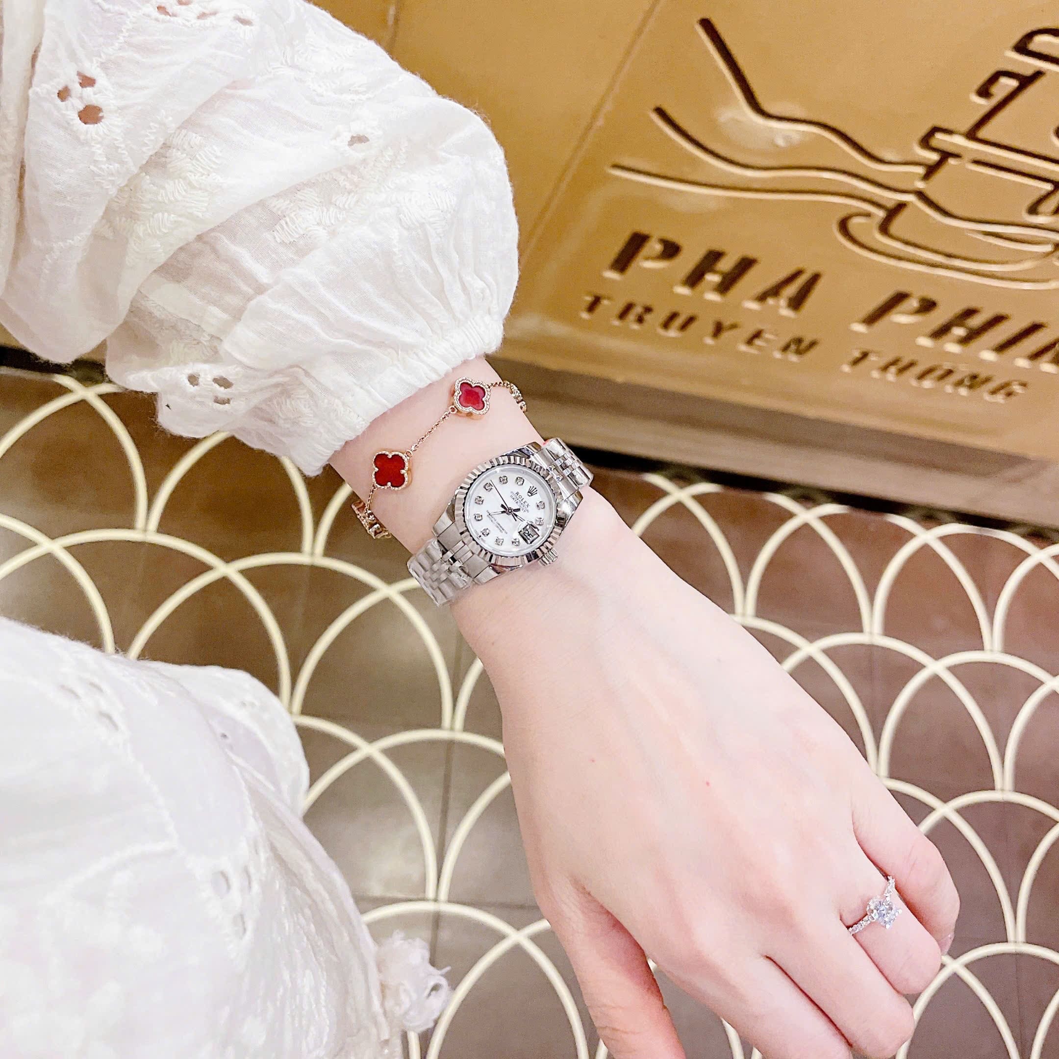 Đồng Hồ Rolex Date Just |Nữ Giới |Mặt Trắng |Niềng Khía |Dây Kim Loại Silver |Máy Pin (Máy Quartz) |Size 28mm |donghogiatot.vn