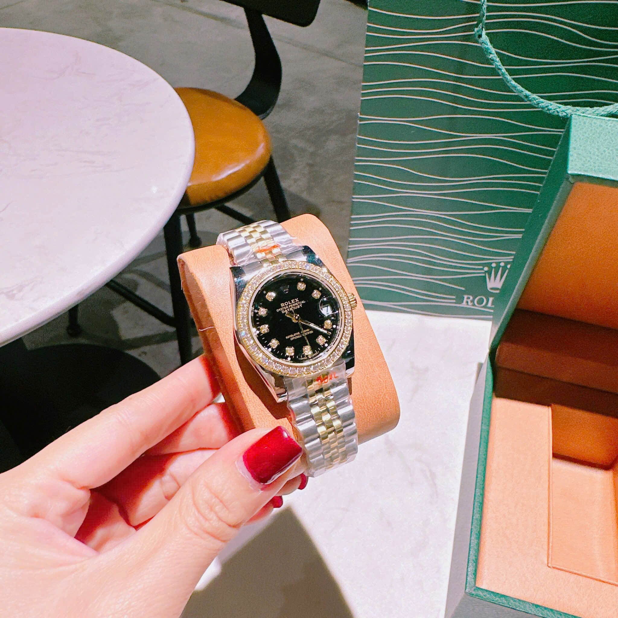 Đồng Hồ Rolex Date Just |Cặp Đôi |Mặt Đen |Dây Kim Loại Demi Vàng Gold |Máy Pin (Máy Quartz) |Size 41x31mm |donghogiatot.vn