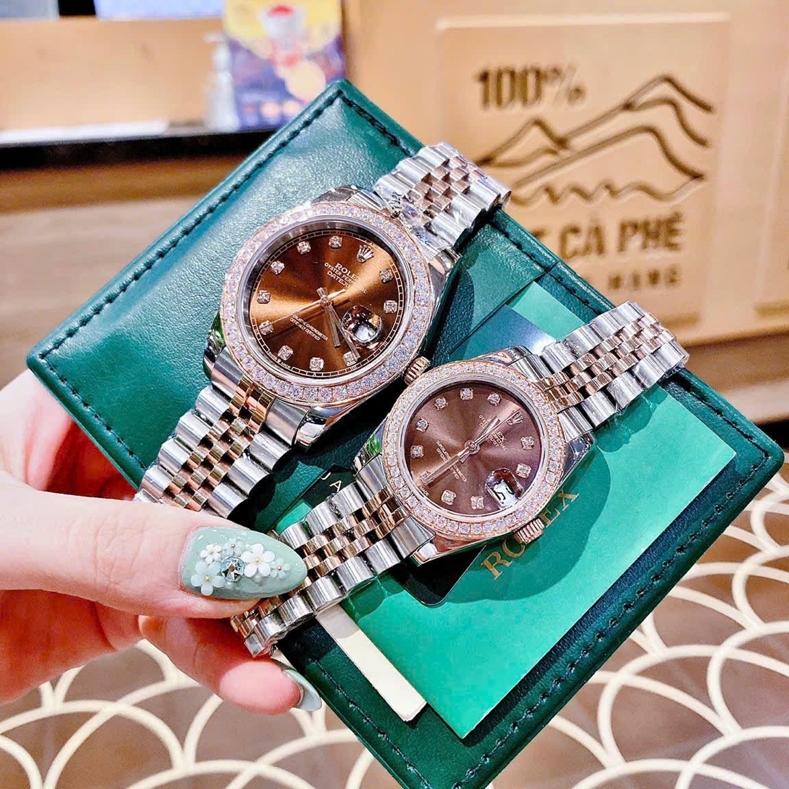 Đồng Hồ Rolex Đính Đá |Cặp Đôi |Mặt Nâu |Dây Kim Loại Demi Rose Gold |Máy Cơ (Automatic) |Size 41x31mm |donghogiatot.vn